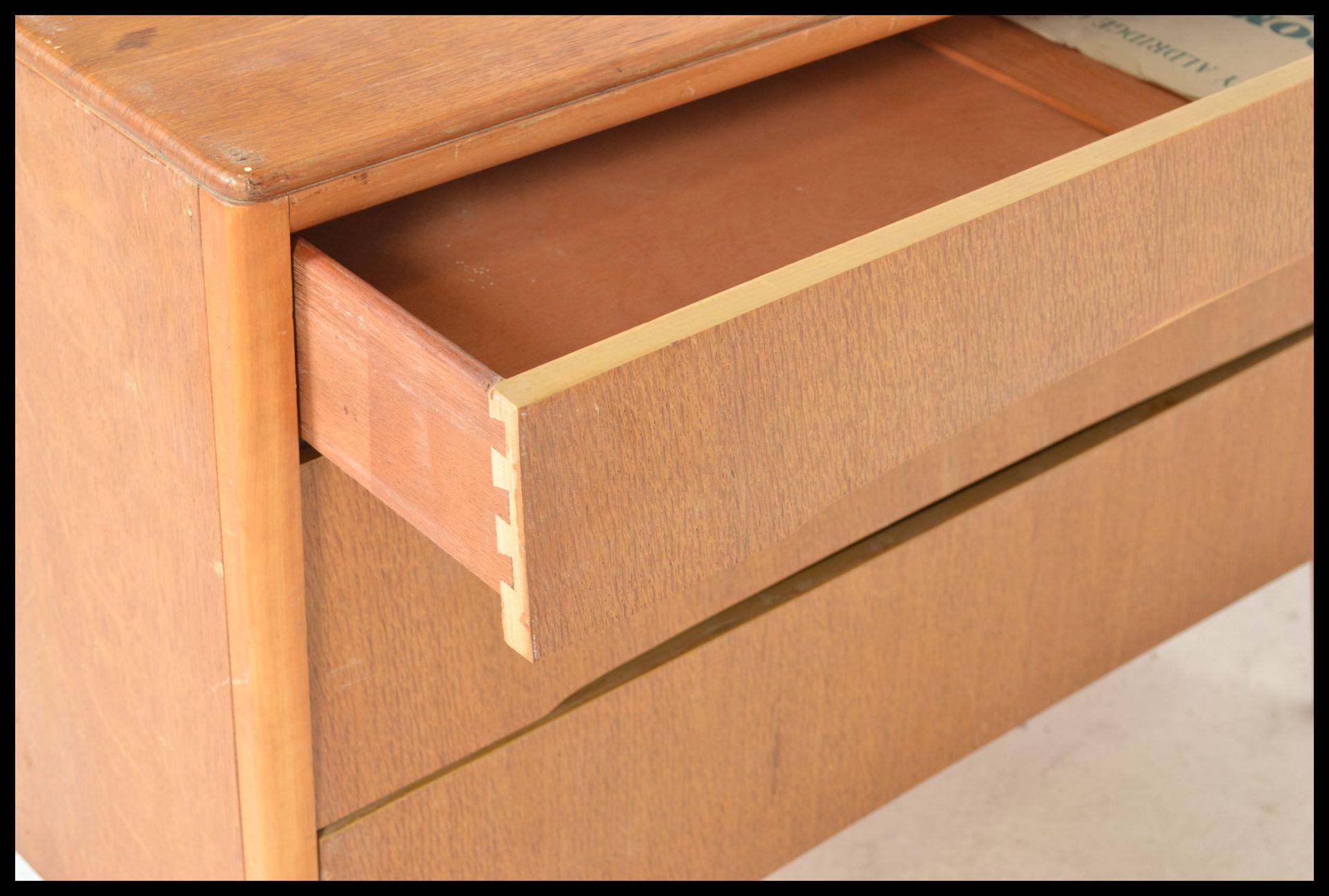 A vintage retro mid 20th Century teak wood Beehive fronted chest of drawers having a bank of three - Bild 12 aus 12