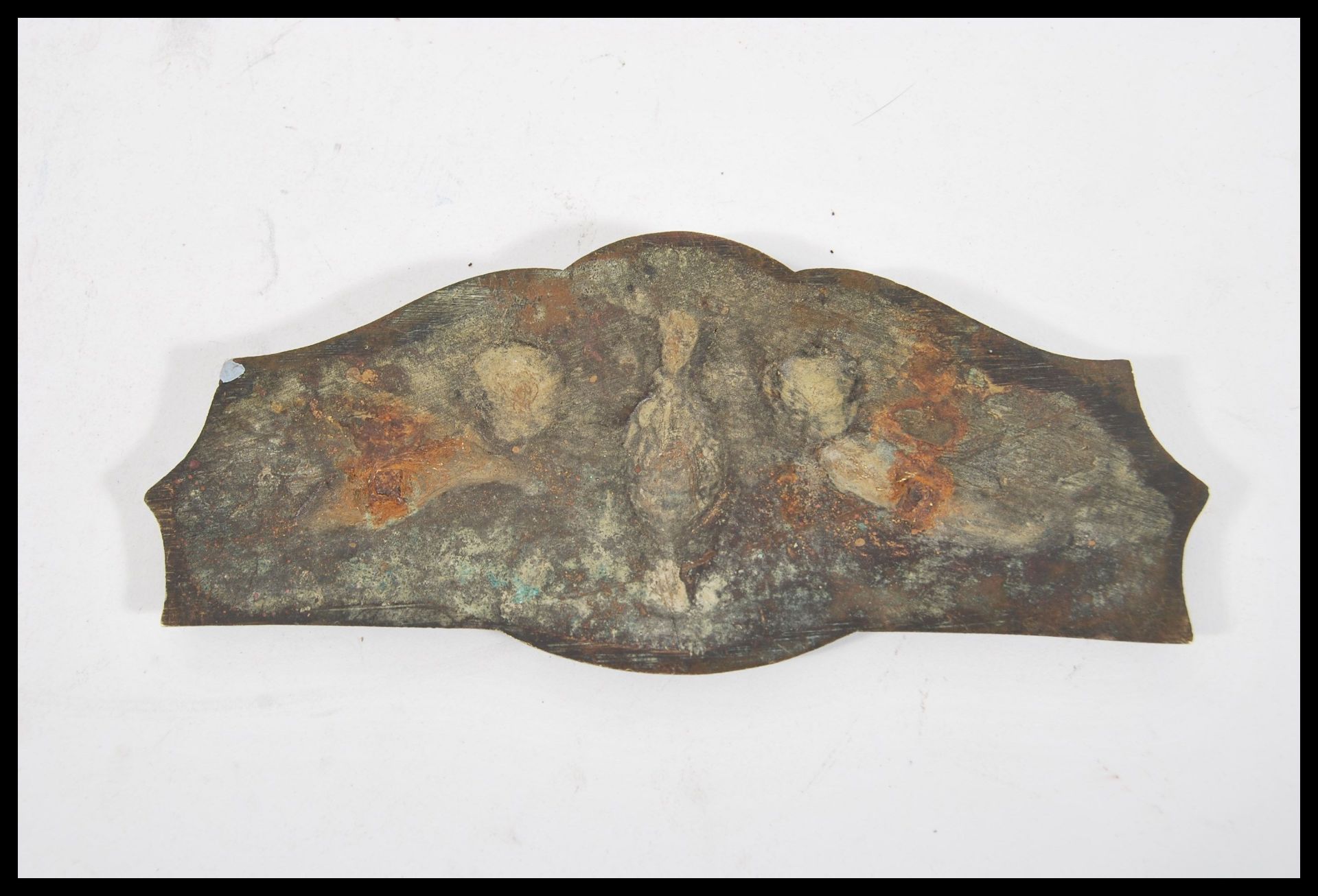 A 20th Century cast brass plaque having raised decoration of two cherubs bearing an urn and a floral - Bild 3 aus 3