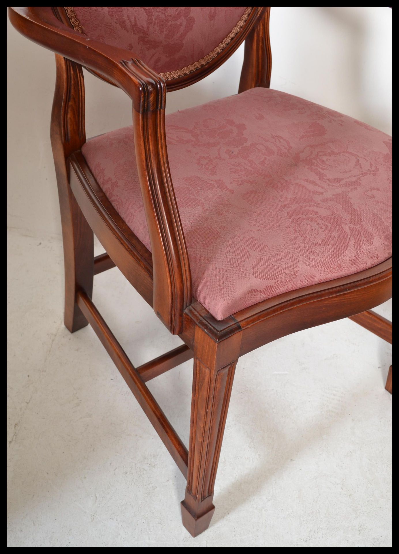 A large Victorian style mahogany wind out extending dining table being raised on reeded, turned - Bild 3 aus 7