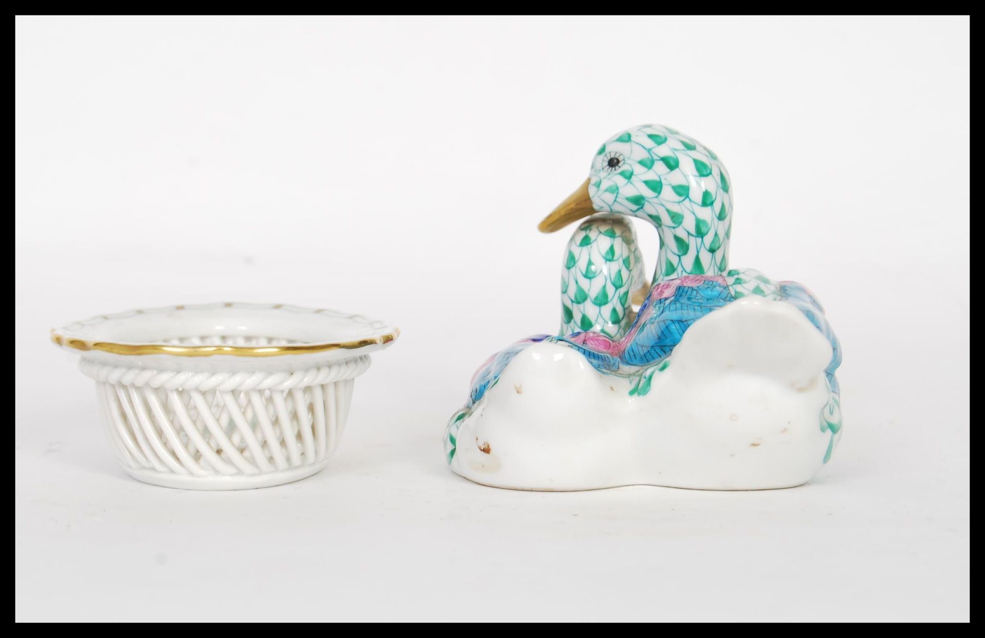 A 20th Century Herend Hungary figurine depicting two ducks having hand painted decoration and gilt - Bild 3 aus 5