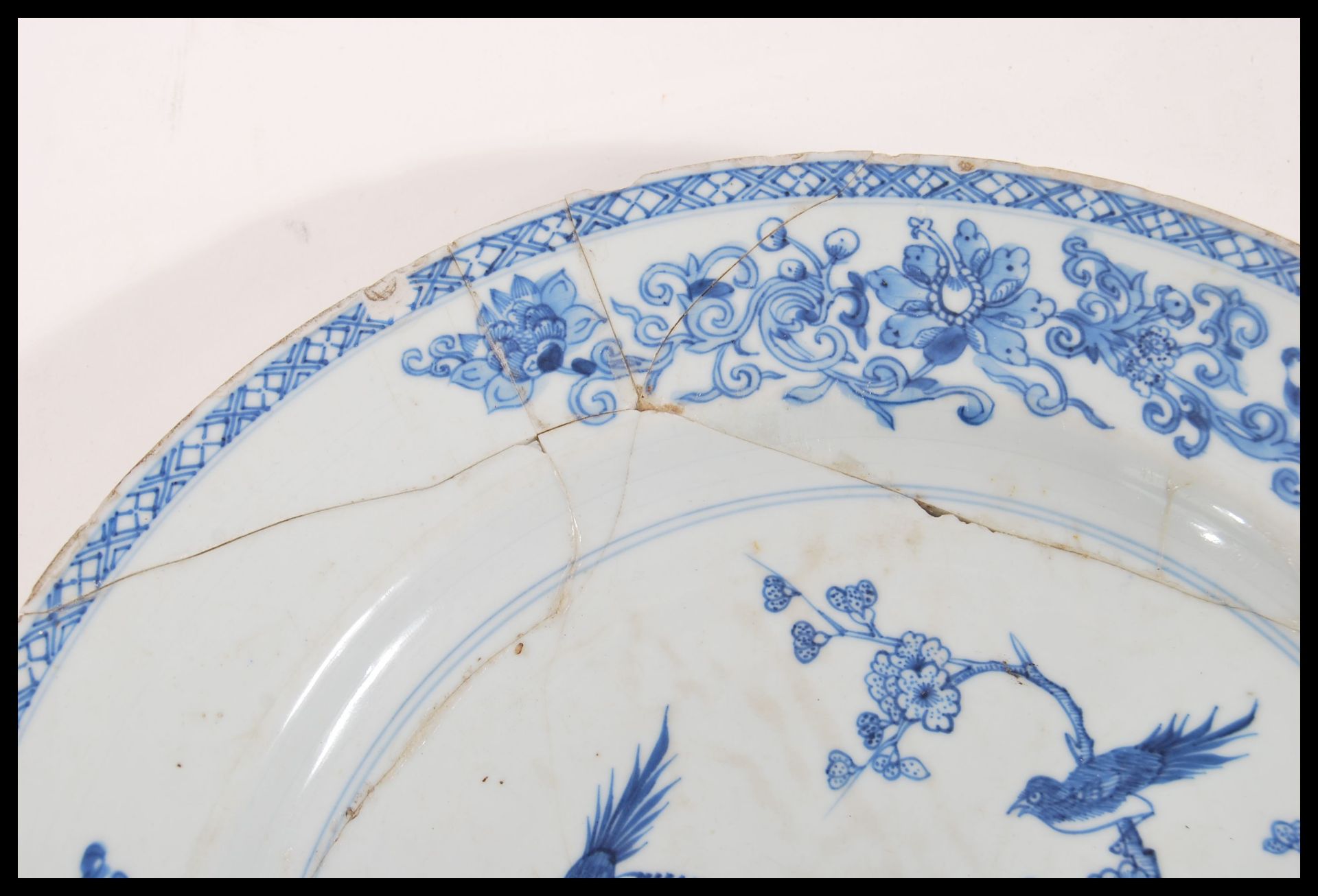 Two 18th Century Chinese plates to include a famille rose example of circular form and a blue and - Bild 3 aus 6