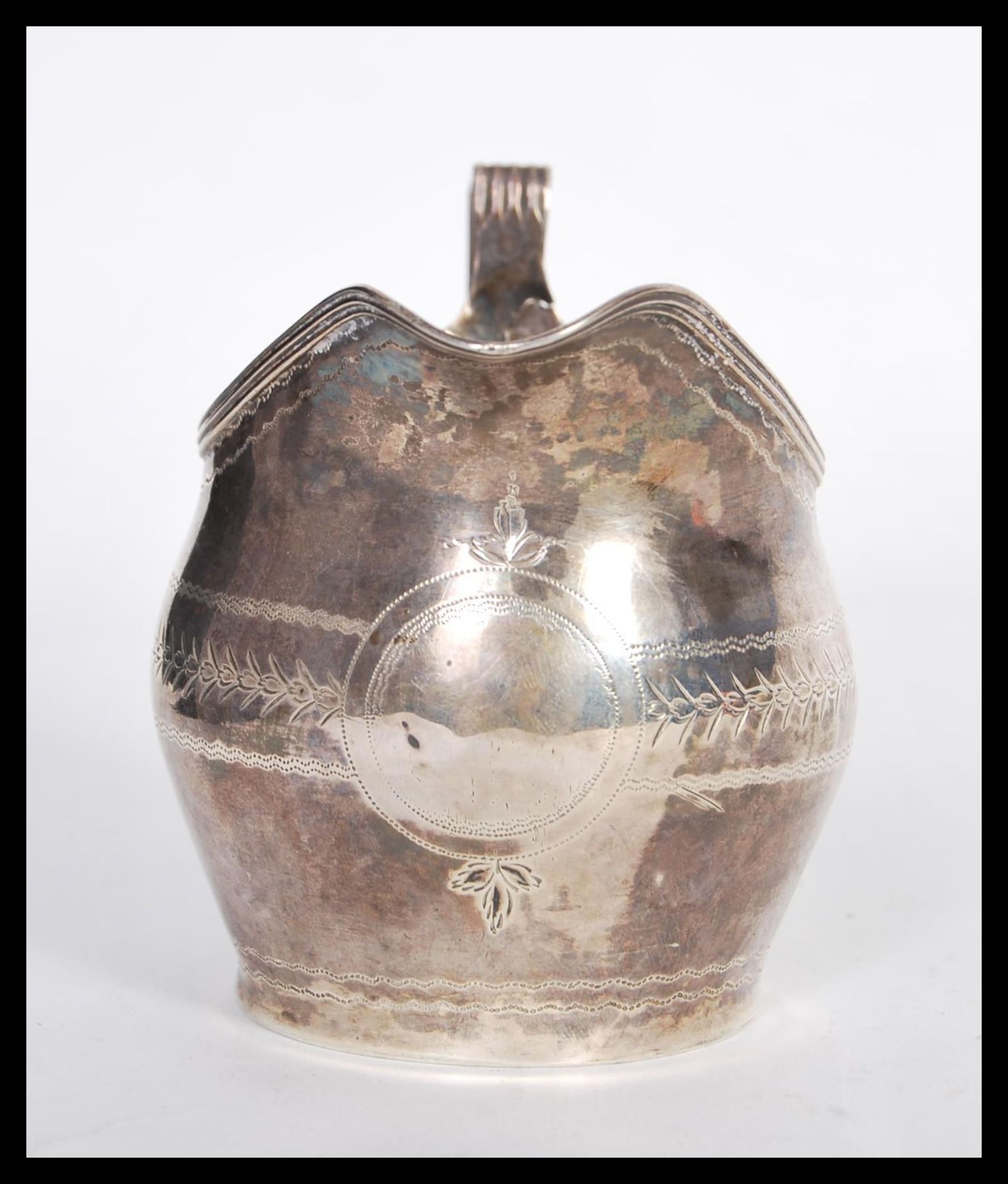 An early 19th Century Georgian hallmarked silver creamer jug having shaped handle. Hallmarked for - Image 2 of 6