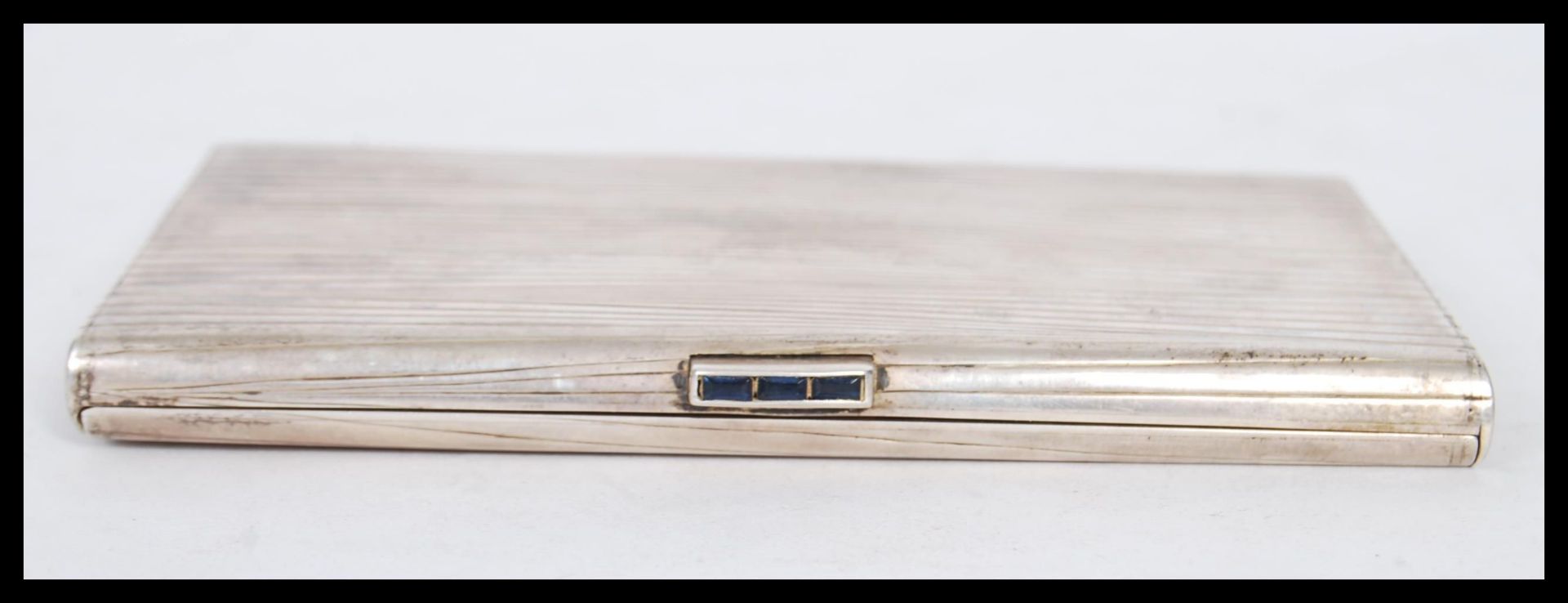 A silver white metal tests as silver cigarette case having a bark effect / backgammon type design to - Bild 3 aus 4
