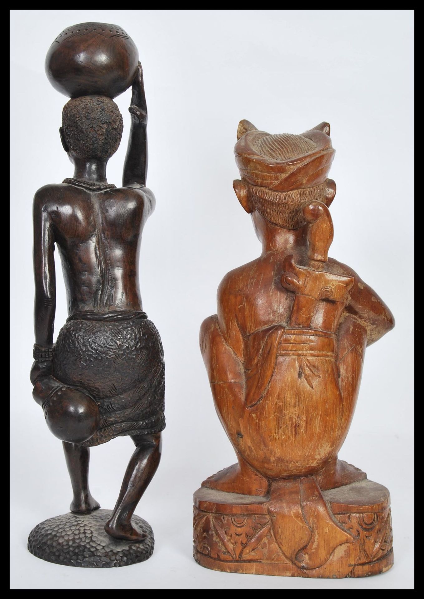 Two early 20th Century carved wooden figurines comprising of a Javanese cockfighter having a Kris - Bild 3 aus 5