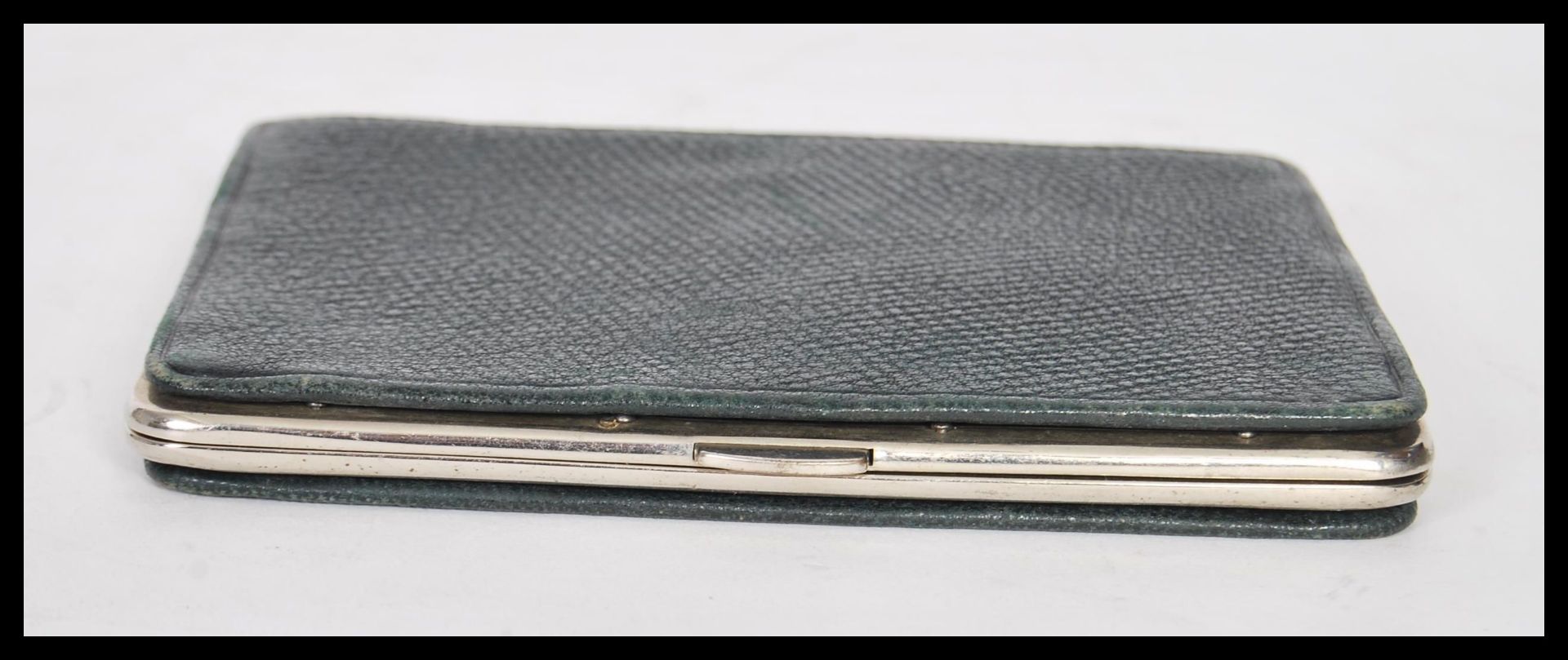 A vintage 20th Century leather calling card case having a white metal clasp with sectional interior. - Bild 3 aus 3