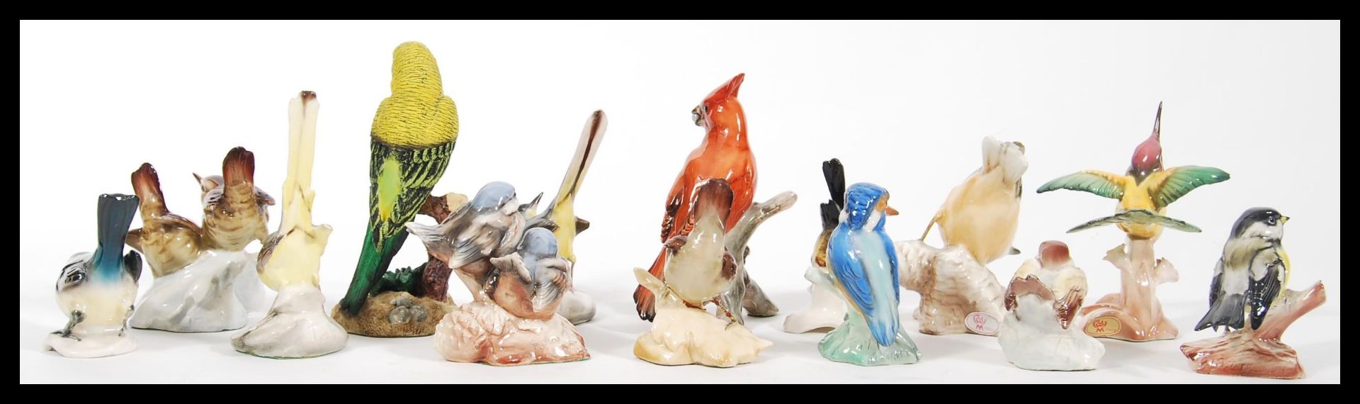 A collection of vintage 20th Century ceramic bird figurines to include Goebel birds and a - Bild 5 aus 5