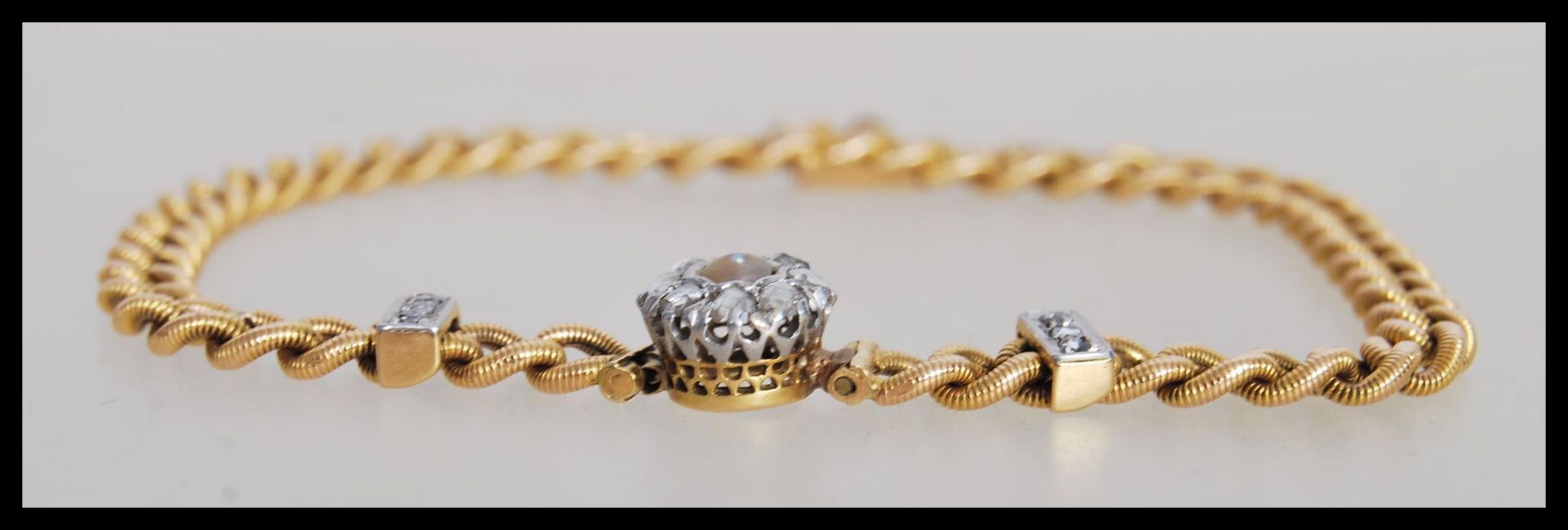 A 19th Century Victorian 18ct gold bracelet having a curb link chain with a central halo of old - Bild 3 aus 4