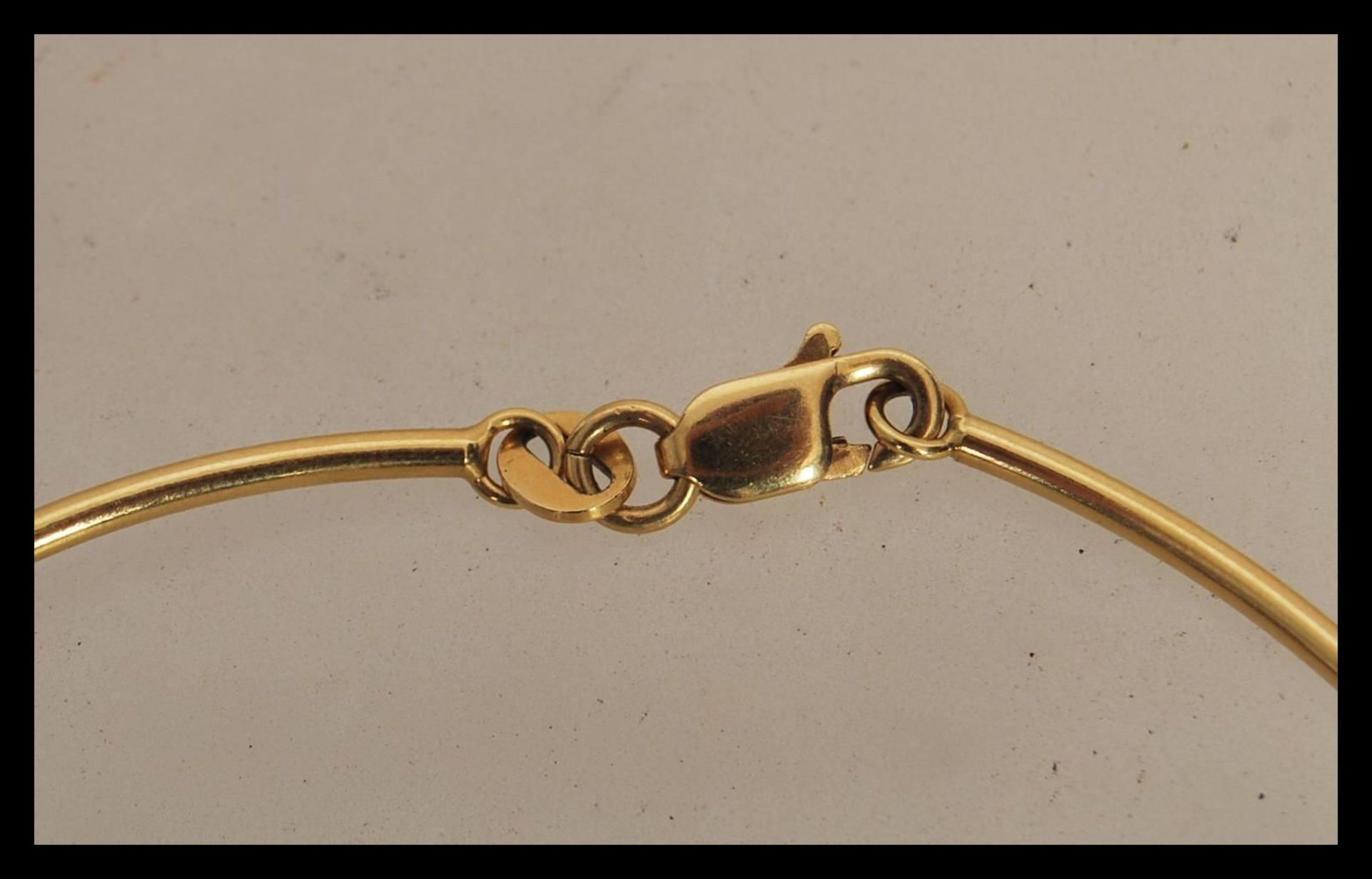 A stamped 750 18ct gold spacer bracelet set with six white stones, having a lobster clasp. Weight - Bild 3 aus 3