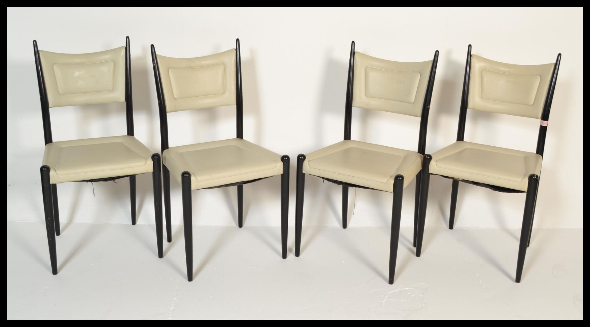 A set of four vintage 20th Century retro Ernest Gomme G-Plan / G Plan dining chairs raised on - Bild 4 aus 5