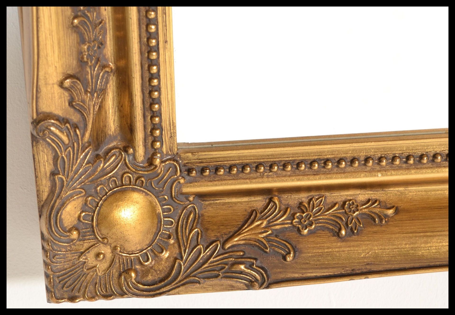 A contemporary antique style wall mirror having gilt cushion frame with bevelled plate mirror glass. - Bild 2 aus 4
