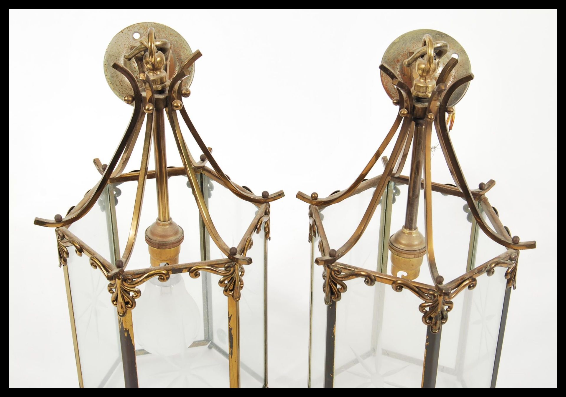 A pair of early 20th Century brass porch lantern of hexagonal form having glazed glass panels with - Bild 2 aus 3