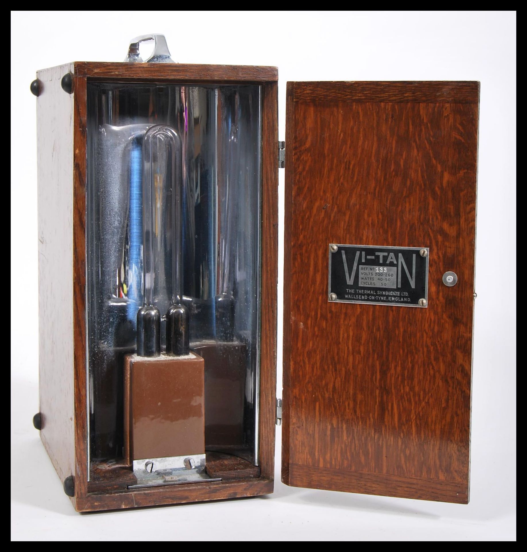 A vintage retro 20th Century Thermal Syndicate Ltd Vitan scientific instrument complete in oak case. - Bild 2 aus 4