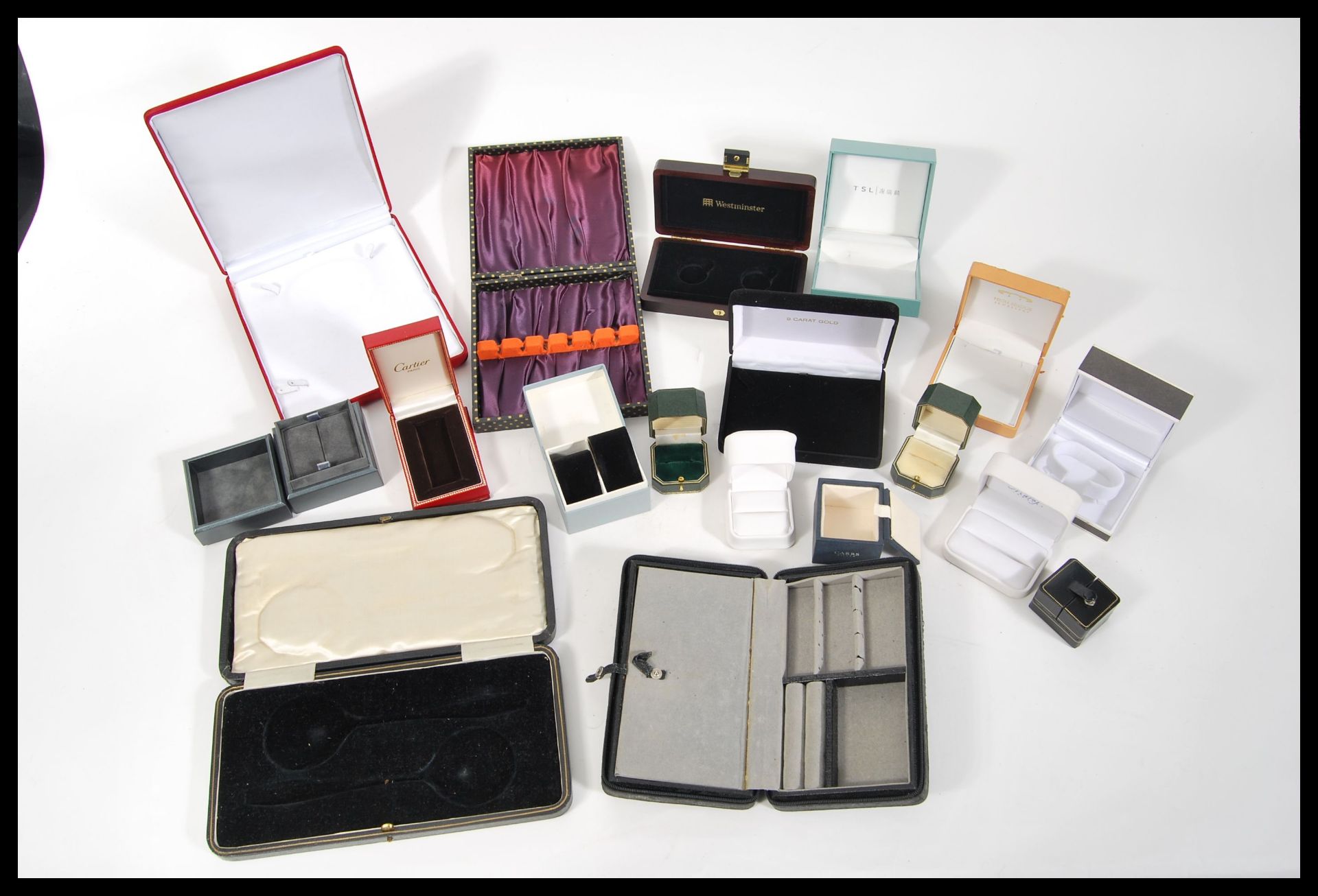 A collection of jewellery presentation boxes of different sizes to include some designer examples to - Bild 2 aus 4