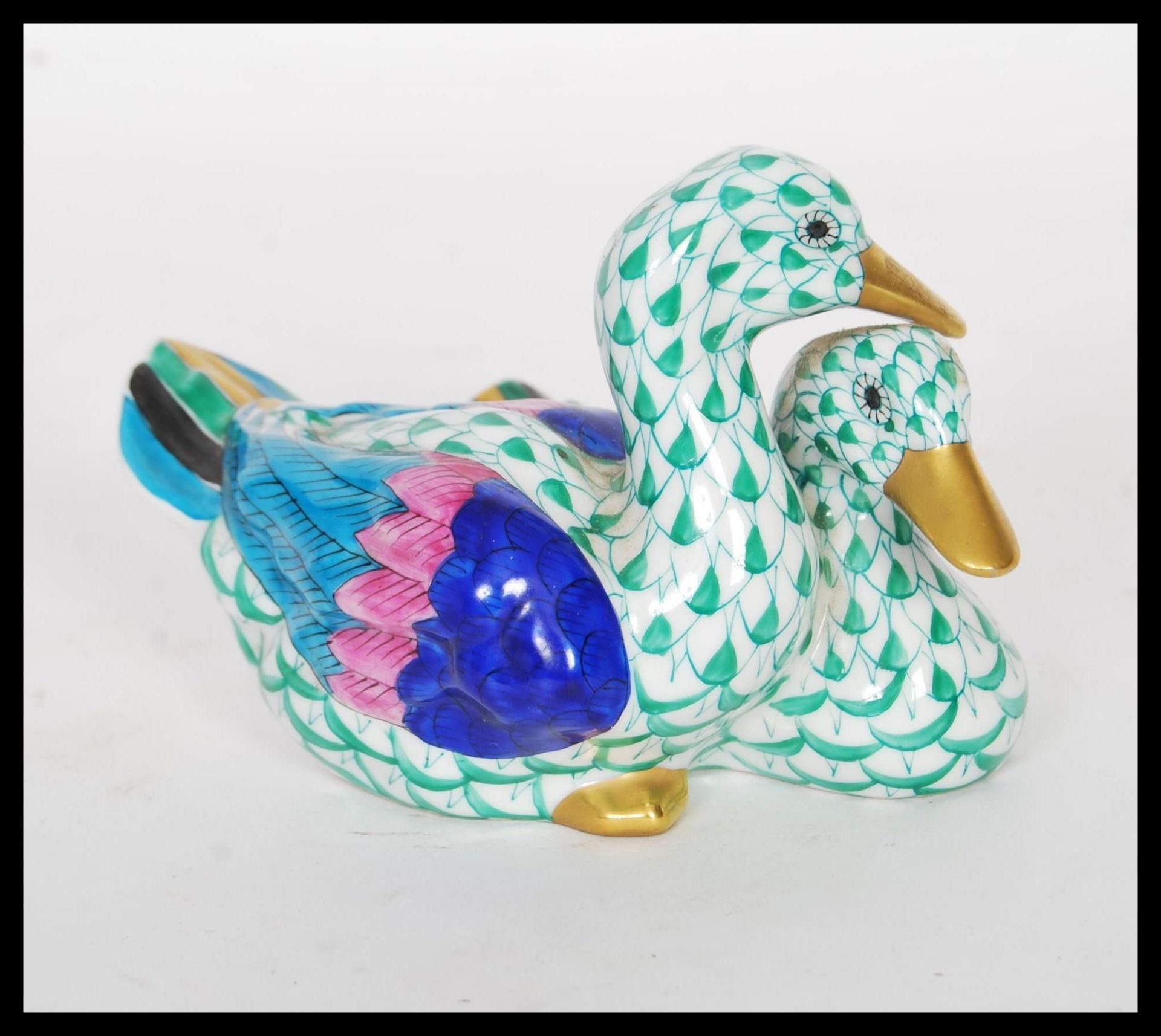 A 20th Century Herend Hungary figurine depicting two ducks having hand painted decoration and gilt - Bild 2 aus 5