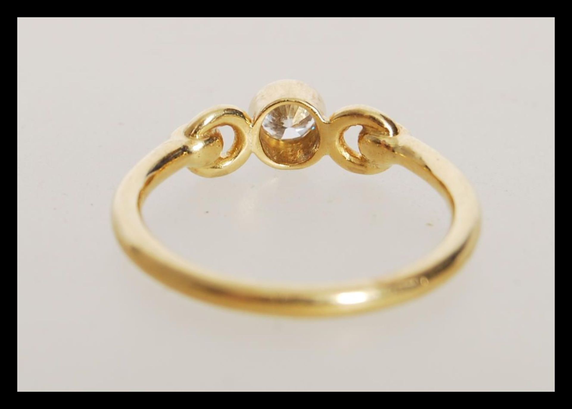 A hallmarked 18ct gold ring set bezel set with a brilliant cut diamond with decorative looped - Bild 3 aus 4
