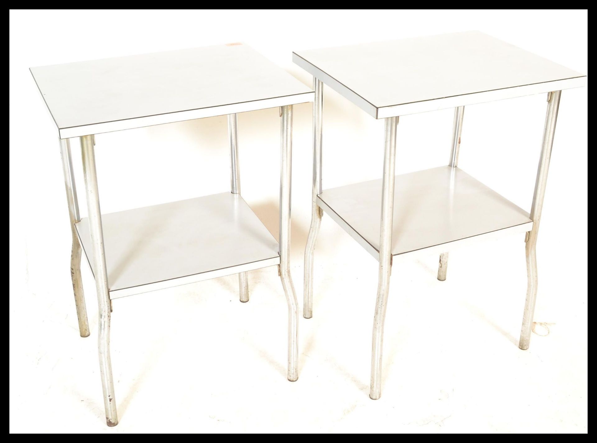 A pair of 20th Century retro industrial bedside tables having two graduating metal shelves raised on - Bild 2 aus 5