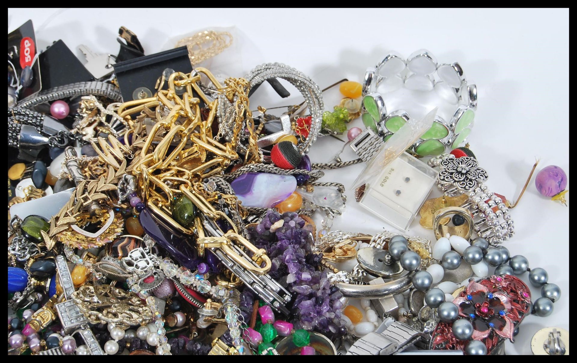 A collection of 20th Century costume jewellery to include watches, brooches, necklaces, bangles, a - Bild 2 aus 5