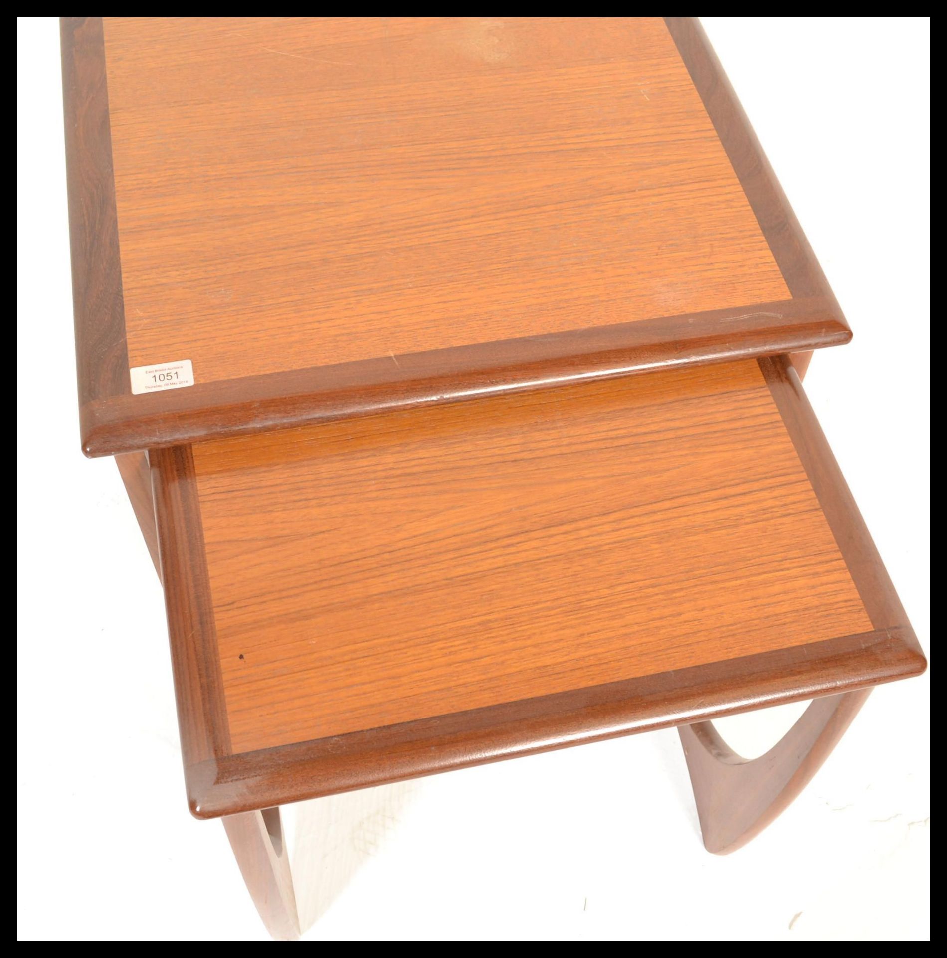 A vintage retro 20th Century G-Plan teak wood nest of tables raised on shaped supports with square - Bild 4 aus 4