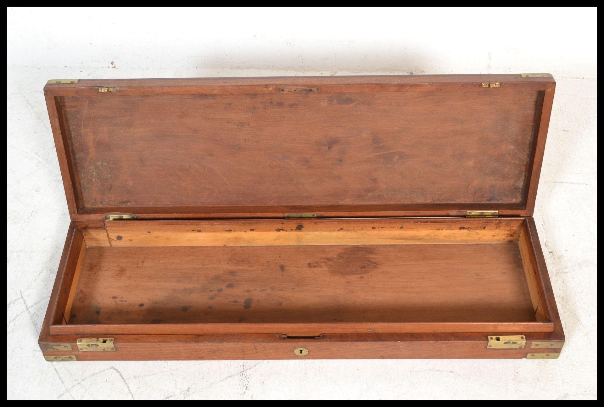 A 19th Century Victorian brass mounted mahogany gun case of rectangular form with square recessed - Bild 6 aus 6