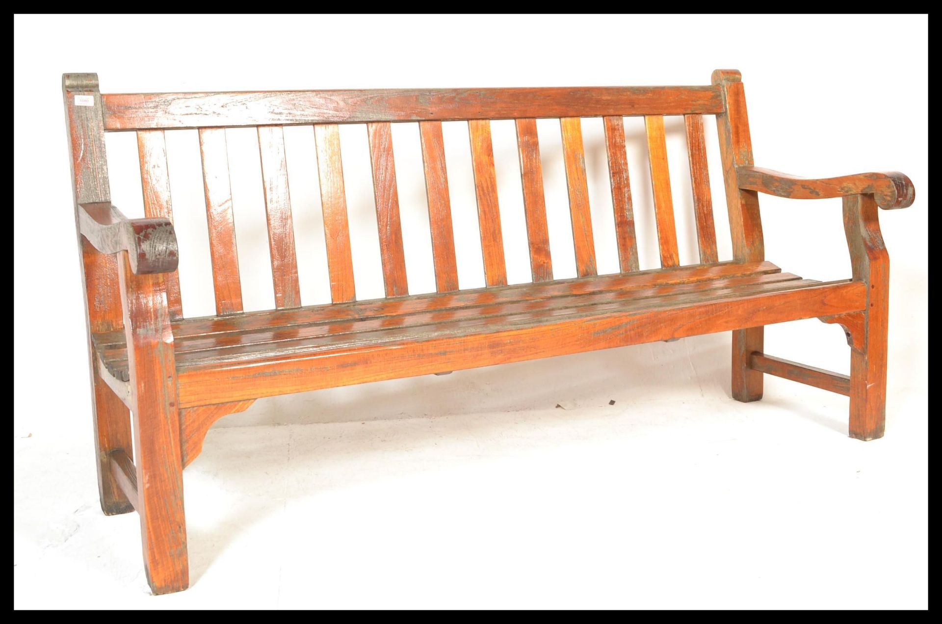 A good sized large solid teak wood garden bench of slatted form with shaped elbow rests either - Bild 2 aus 7