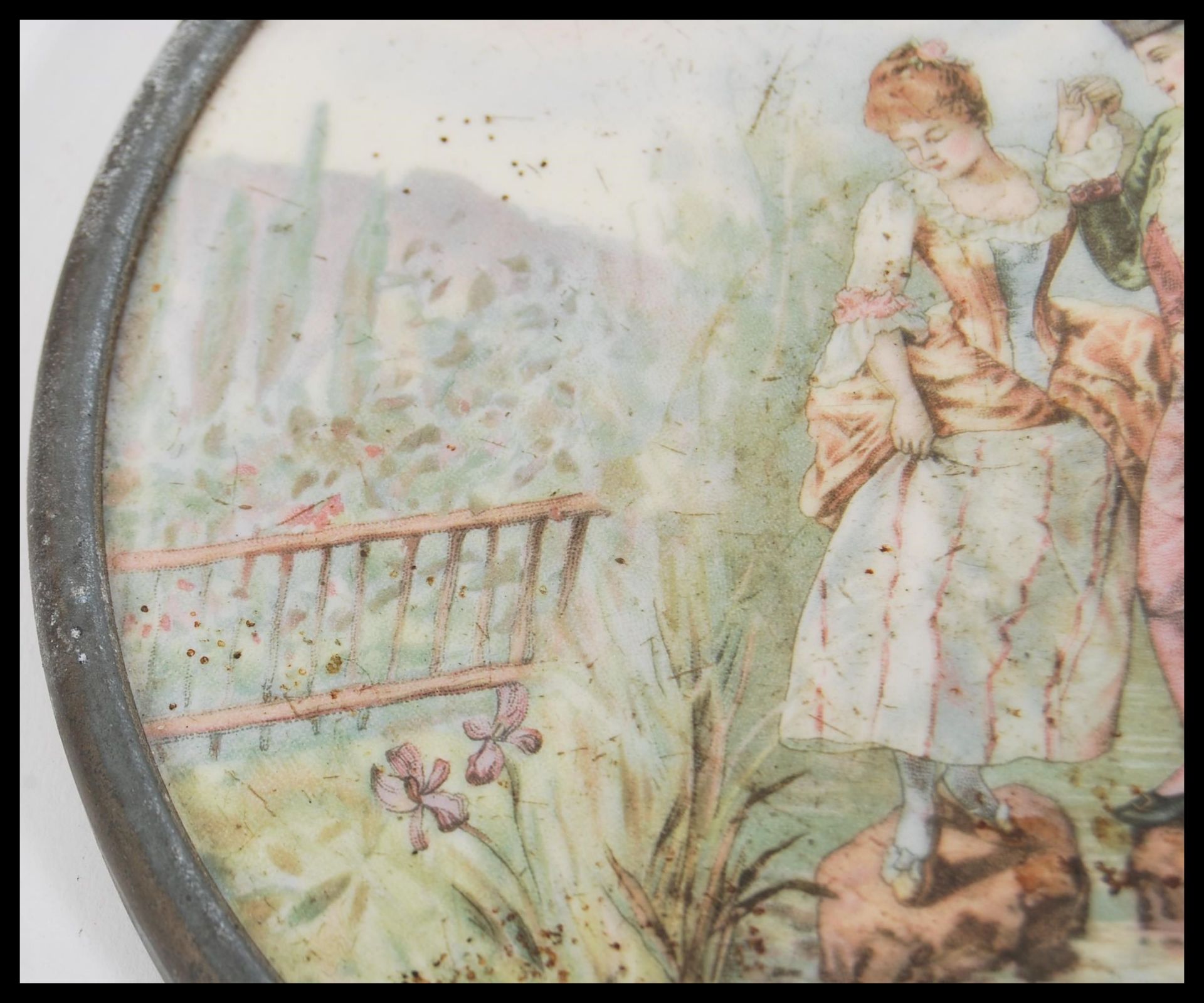 A 19th Century Victorian hand coloured porcelain plaque of circular form depicting a courting couple - Bild 4 aus 5