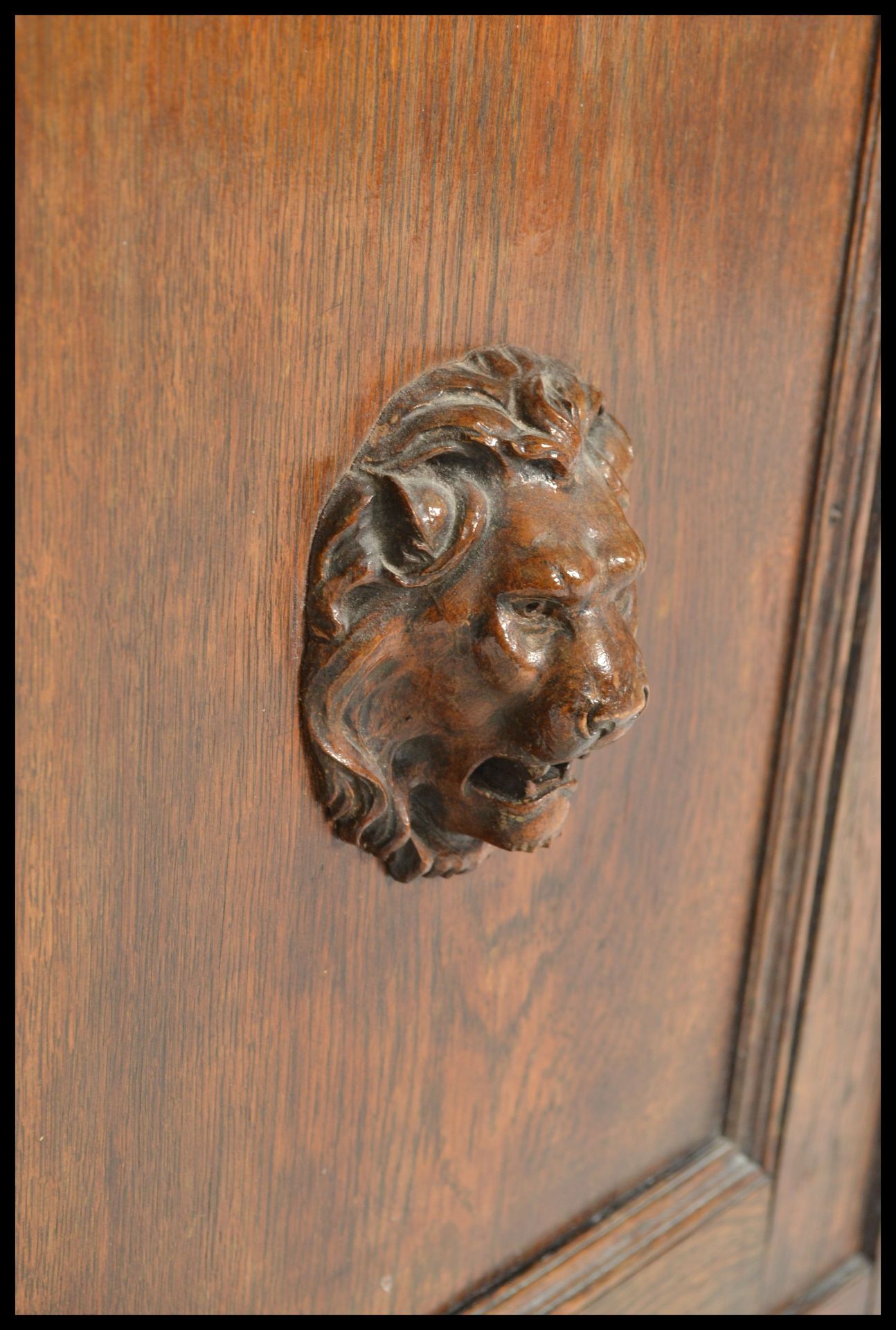 An early 20th Century unusual oak cabinet / pot cupboard having a single carved lion mask to the - Bild 5 aus 6