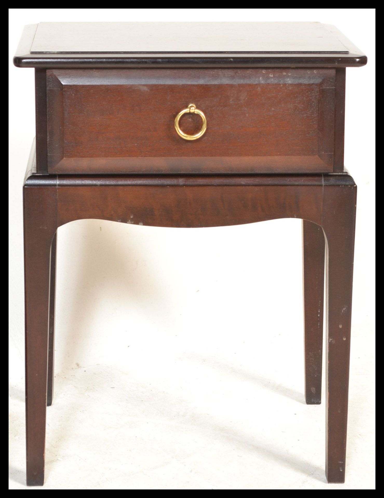 A Stag Minstrel mahogany pair of bedside cabinets together with a matching cheval mirror with single - Bild 4 aus 7