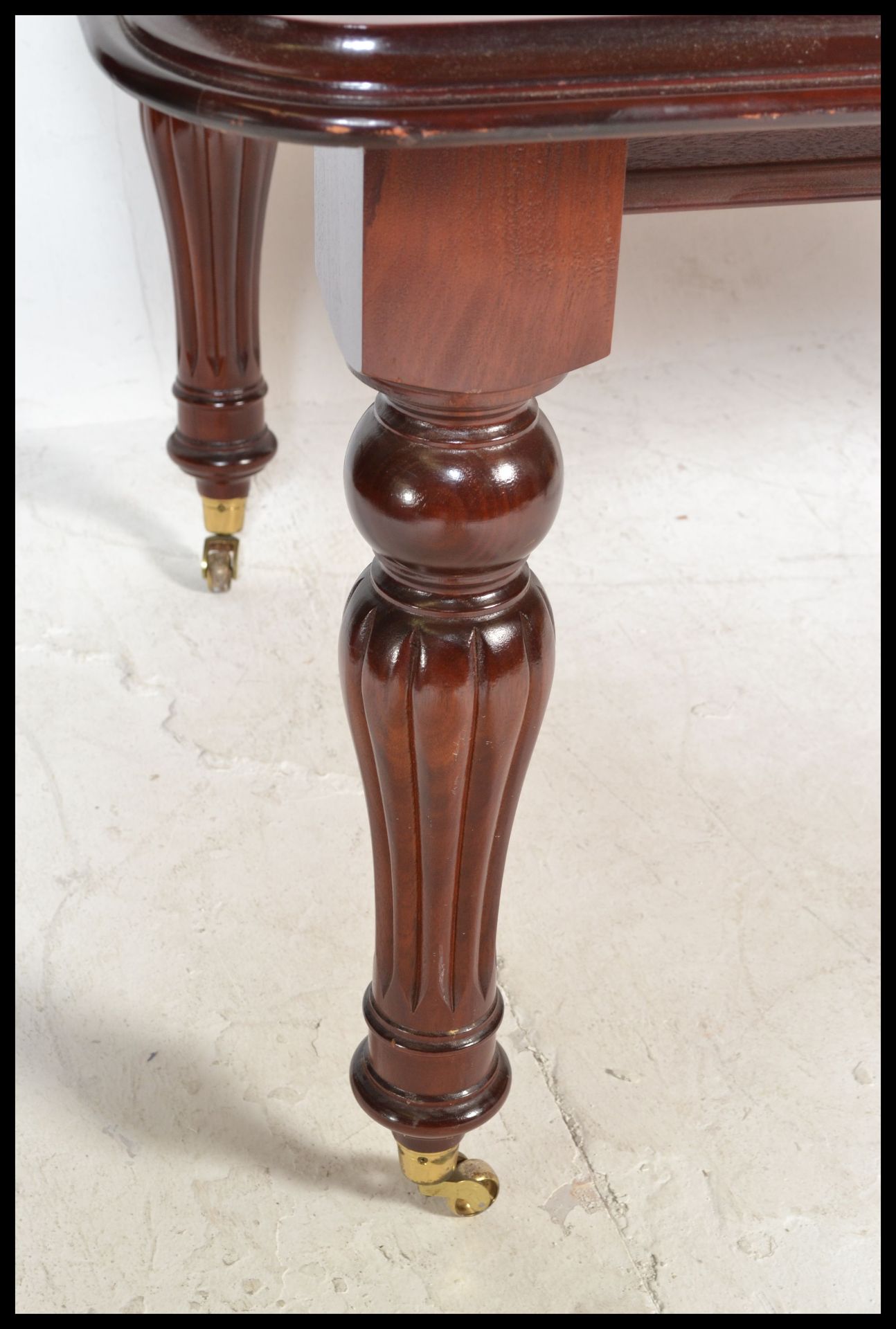 A large Victorian style mahogany wind out extending dining table being raised on reeded, turned - Bild 6 aus 7
