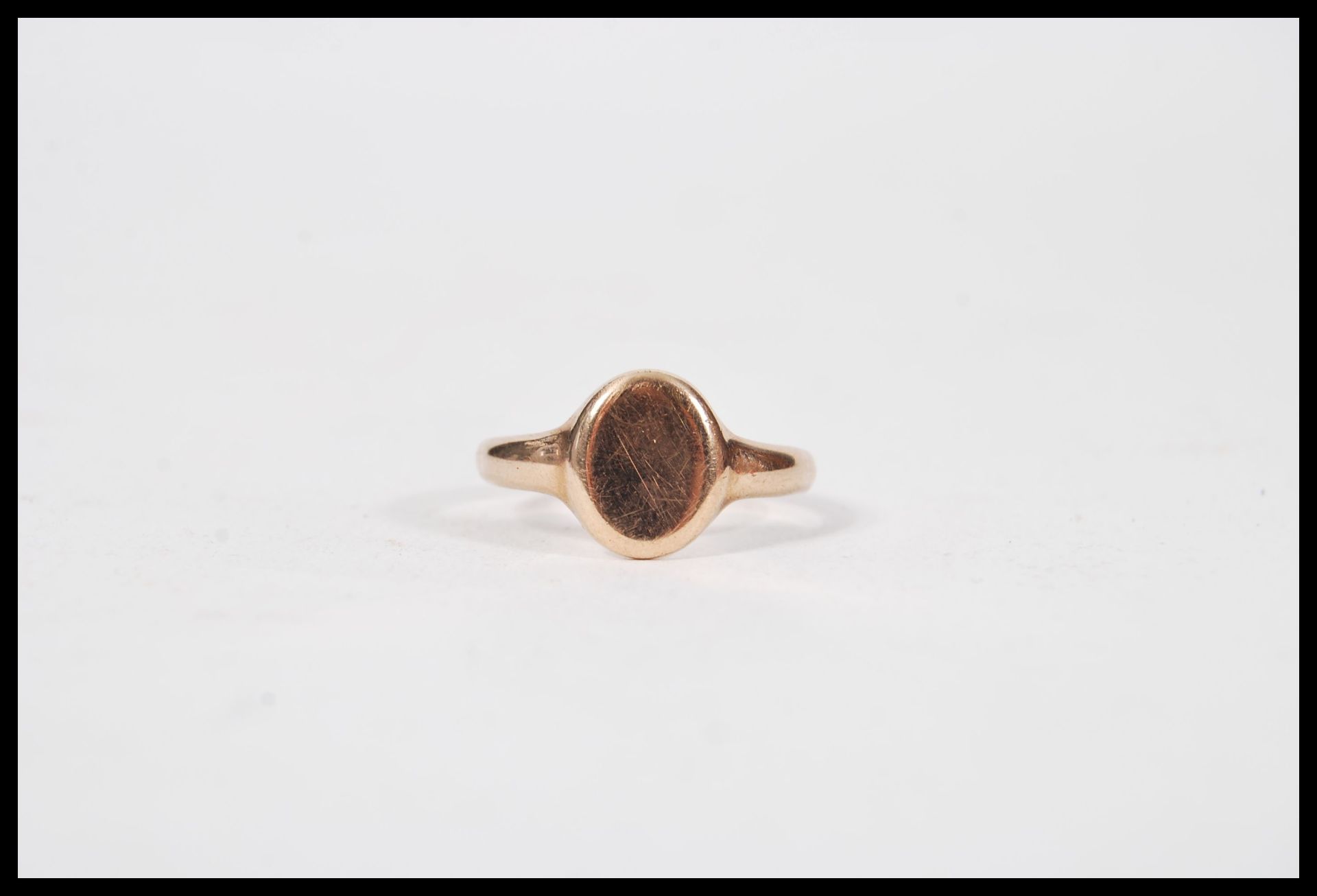 An early 20th Century hallmarked 9ct gold signet ring having a plain oval cartouche panel. - Image 5 of 7