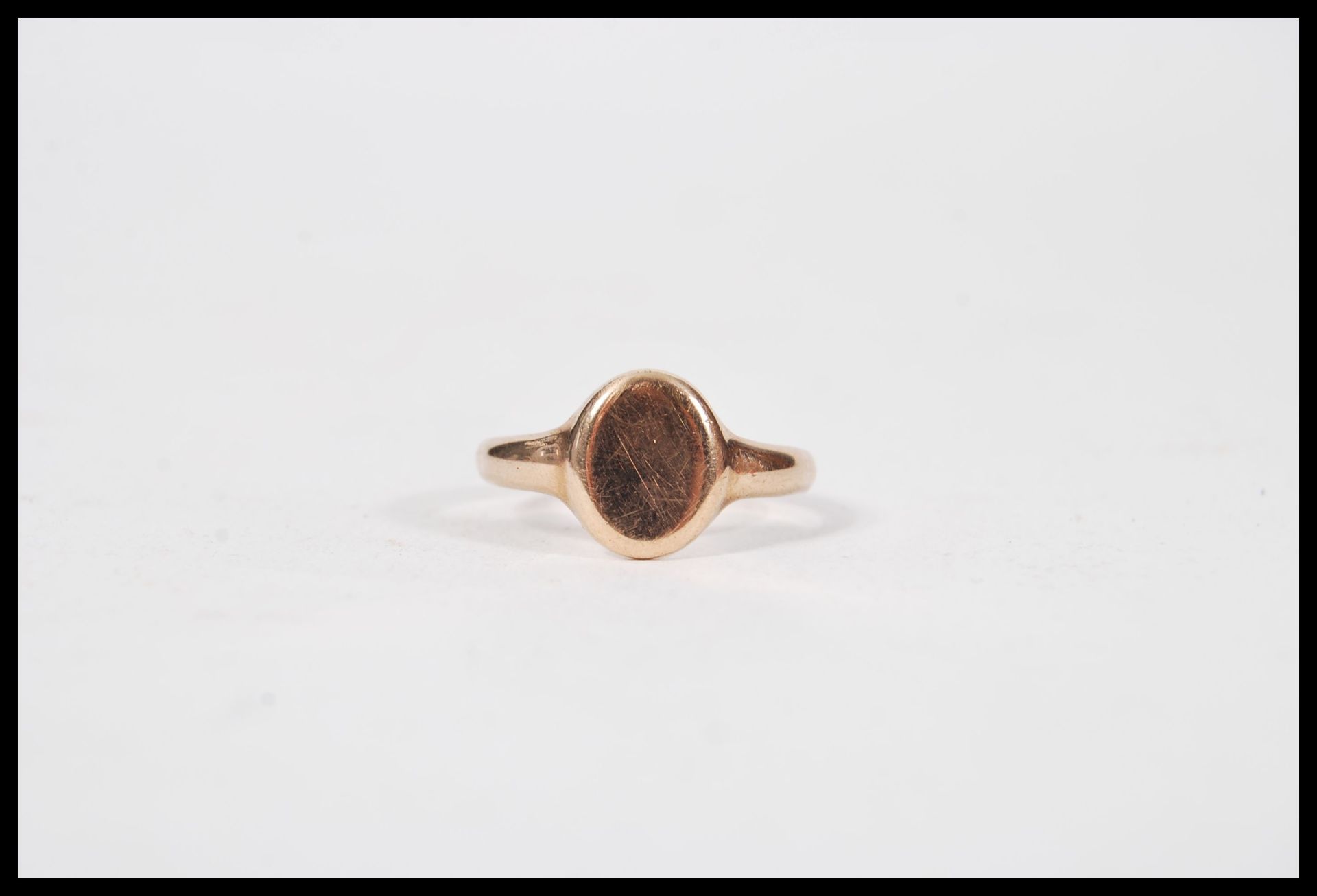 An early 20th Century hallmarked 9ct gold signet ring having a plain oval cartouche panel. - Bild 5 aus 7