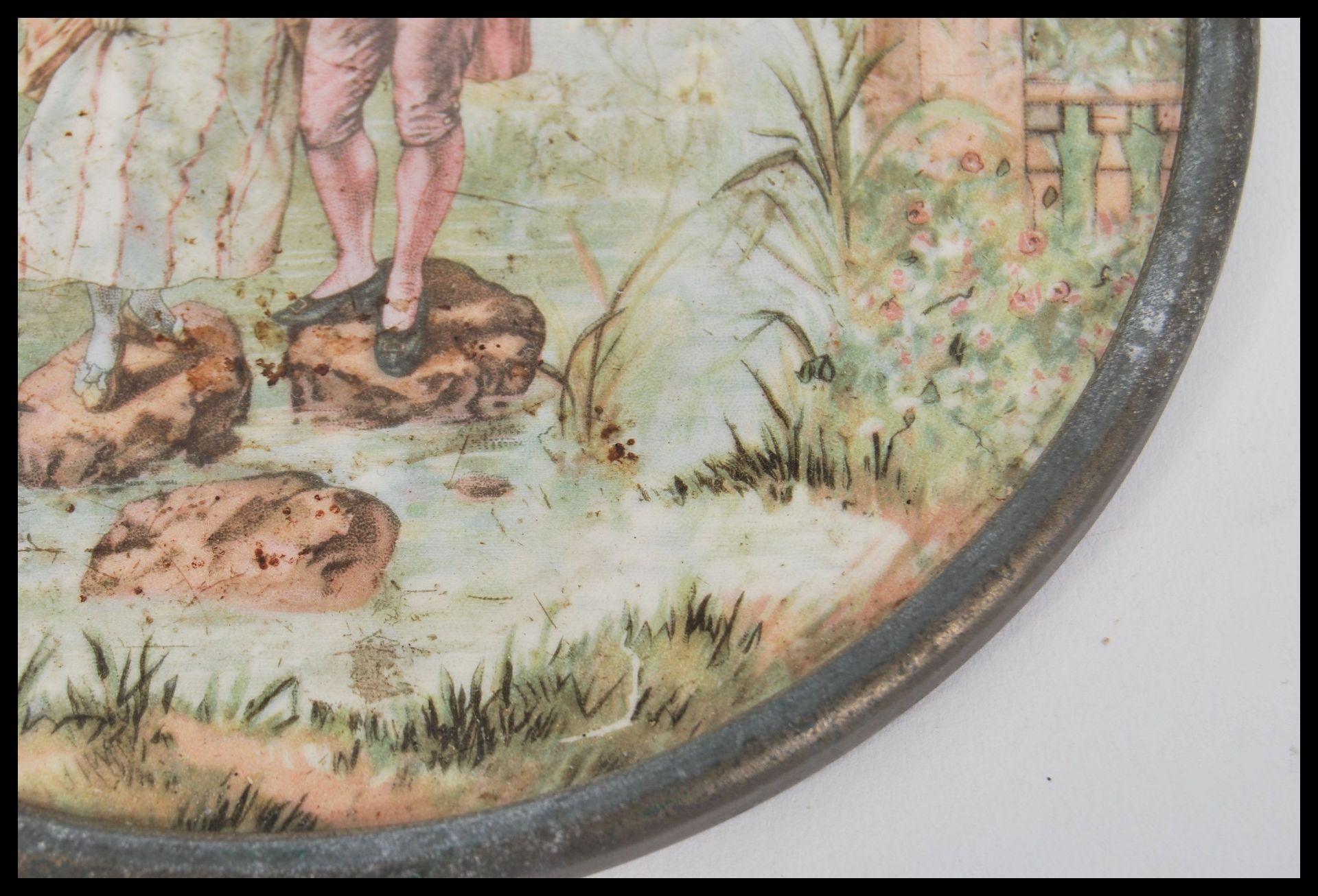 A 19th Century Victorian hand coloured porcelain plaque of circular form depicting a courting couple - Bild 3 aus 5