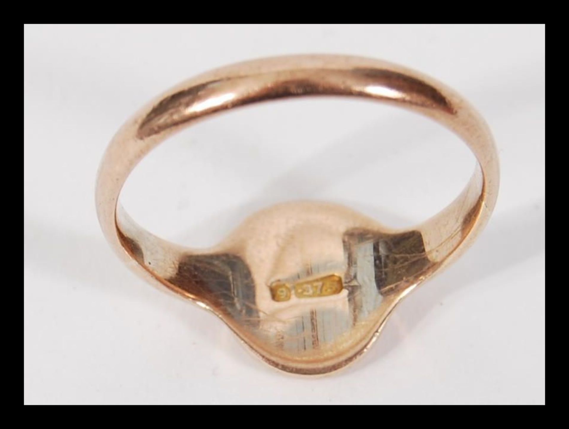 An early 20th Century hallmarked 9ct gold signet ring having a plain oval cartouche panel. - Bild 3 aus 7