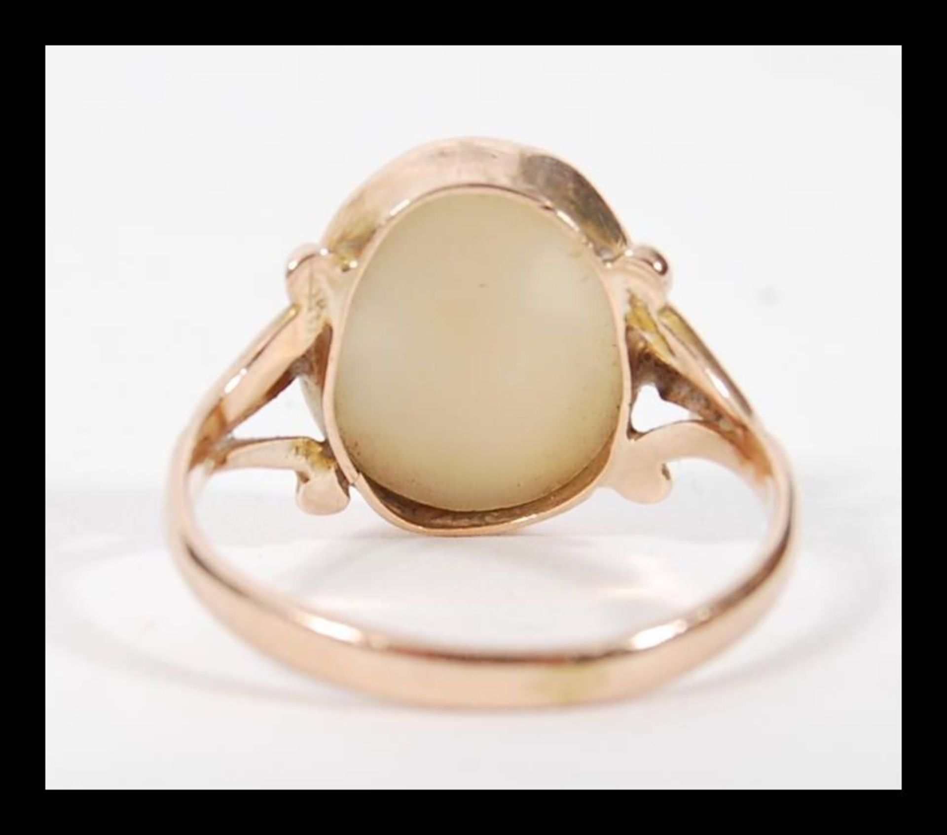 An early 20th Century hallmarked 9ct gold cameo ring having a central hand carved shell cameo - Bild 2 aus 6