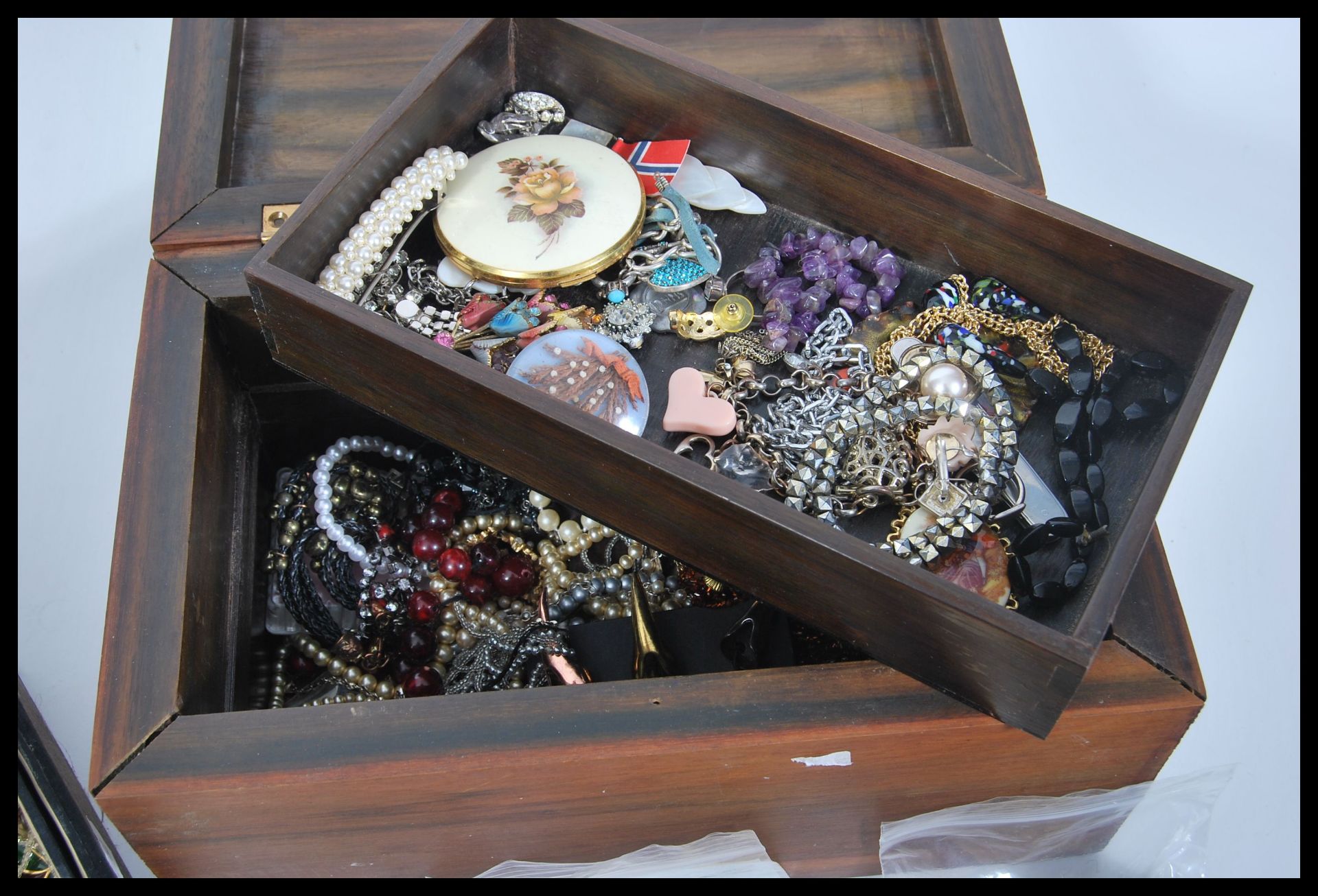 A large collection of vintage costume jewellery to include simulation pearl and beaded necklaces, - Bild 6 aus 6