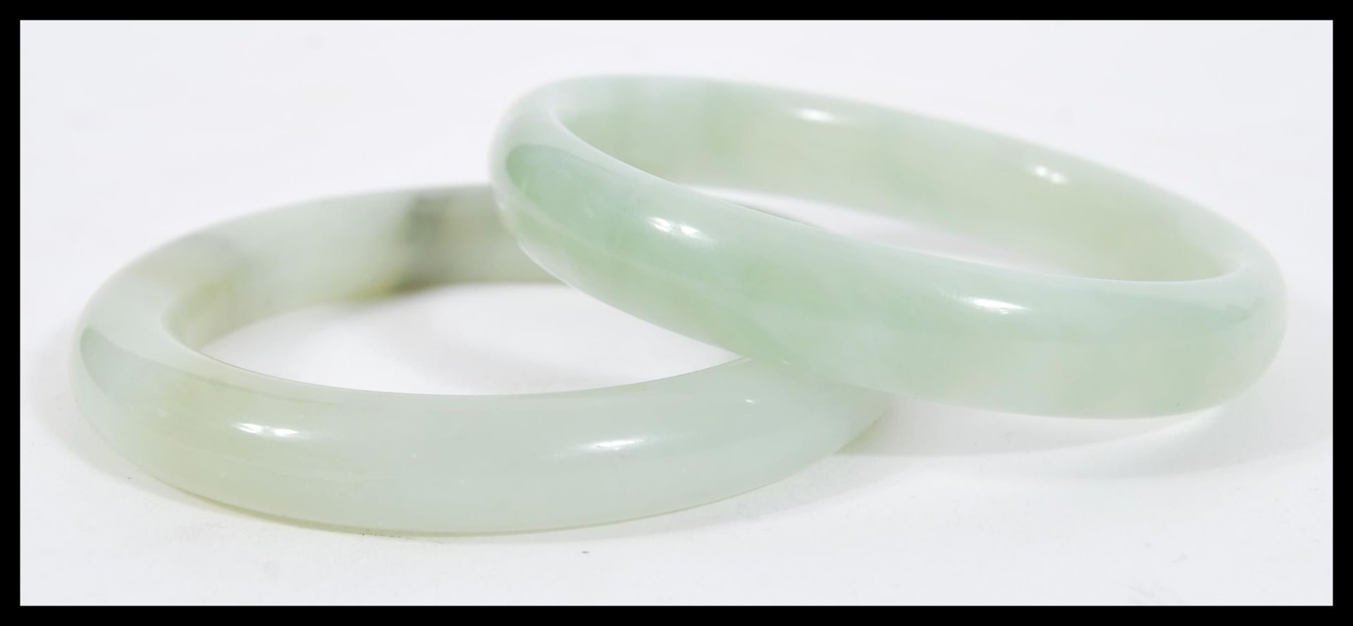 A pair of Chinese jade bangle bracelets of circular form. Measures 8.5 cm diameter. - Bild 3 aus 3