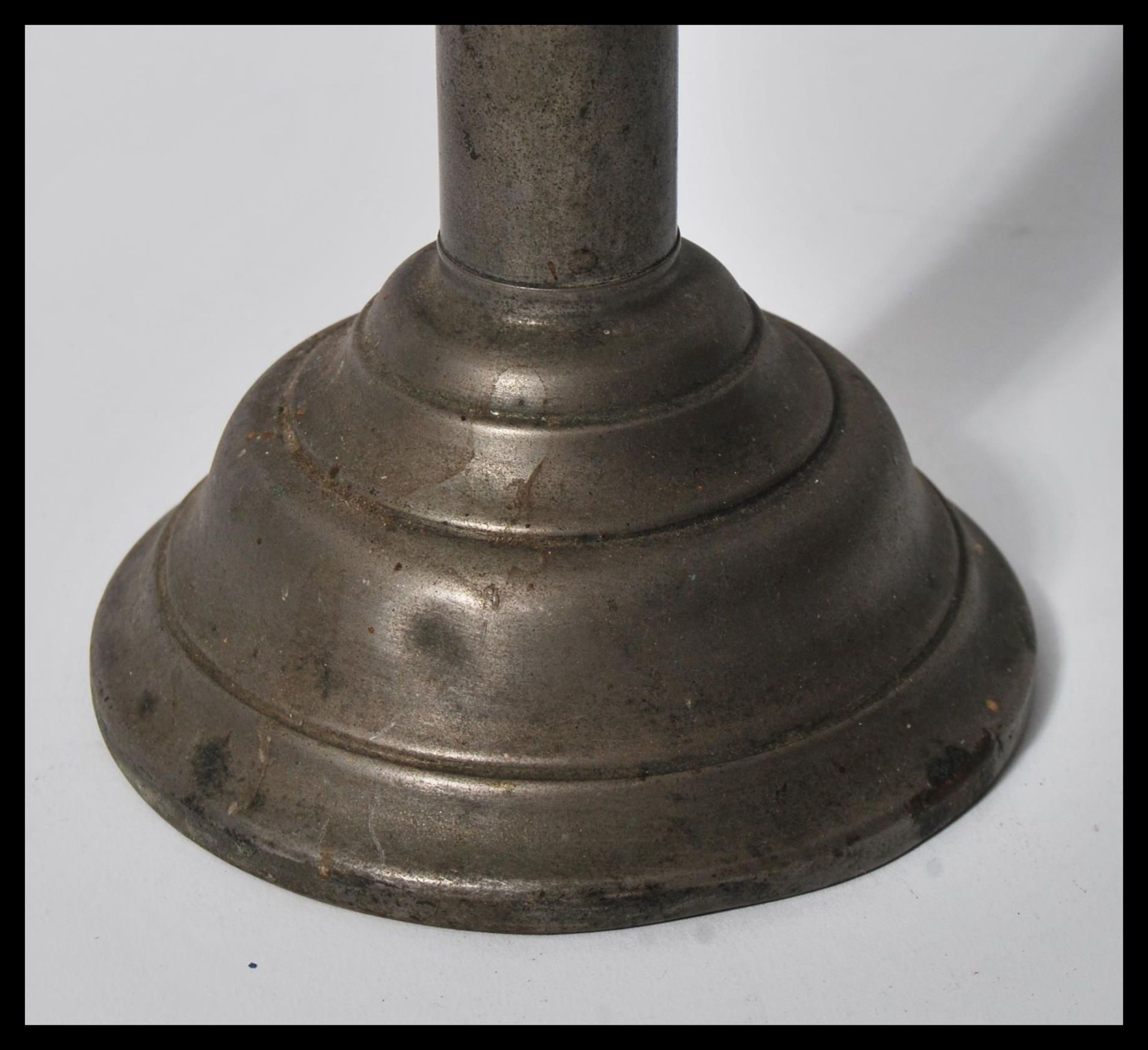 A vintage early 20th Century metal gas students lamp raised on stepped circular base with open - Bild 2 aus 4