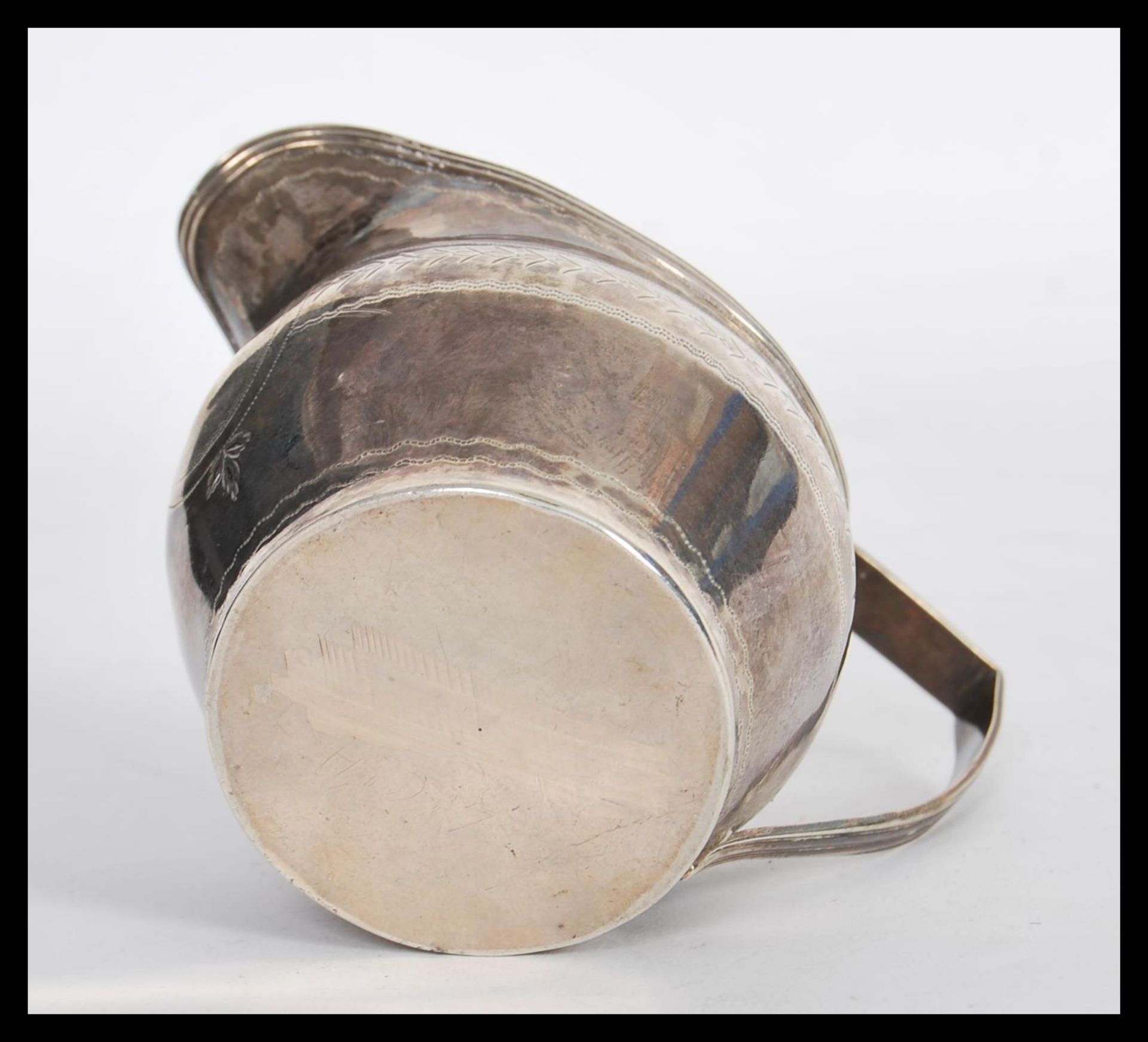 An early 19th Century Georgian hallmarked silver creamer jug having shaped handle. Hallmarked for - Image 6 of 6
