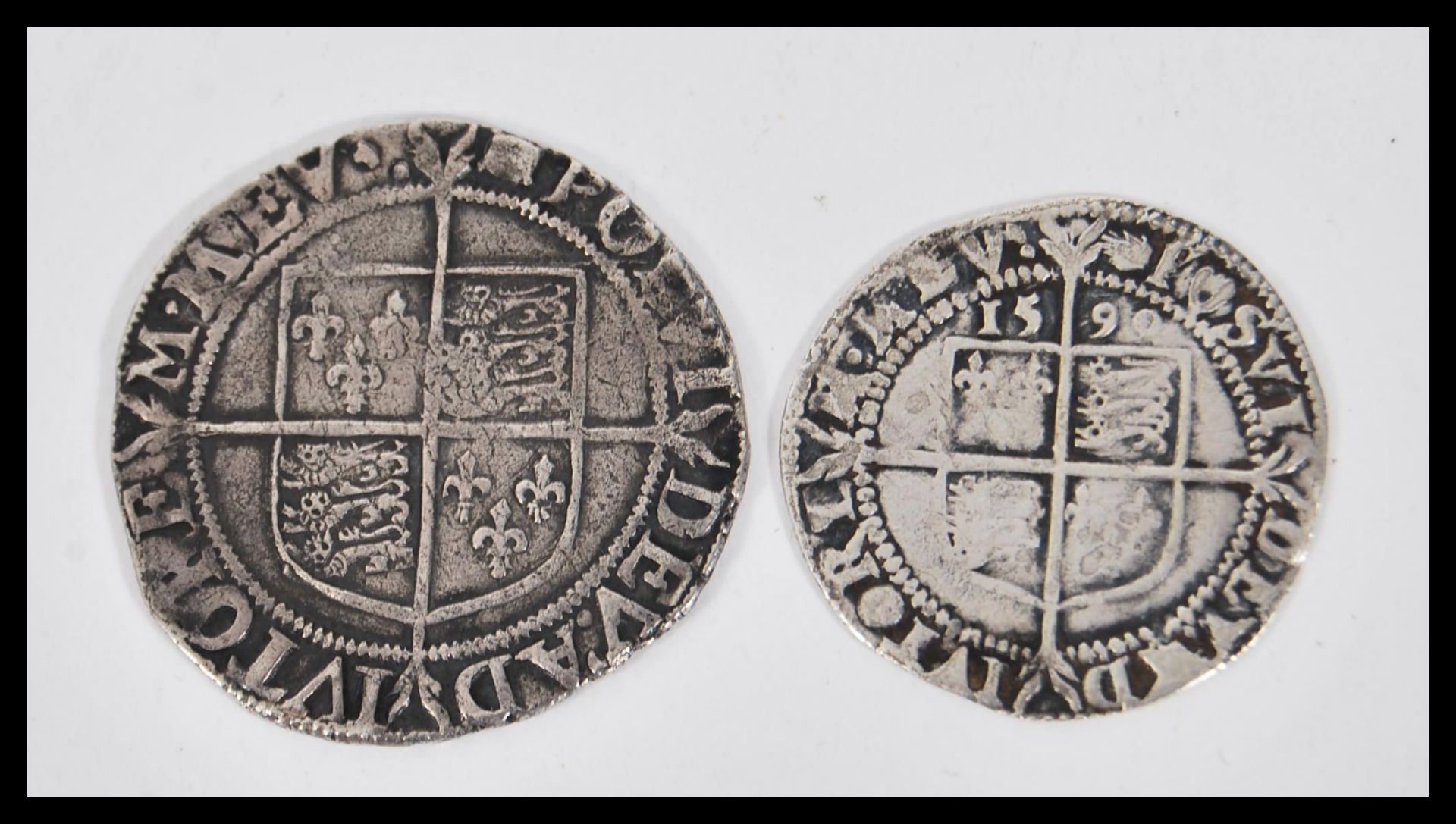 Two Elizabethan 16th Century hammered silver coins to include a 1590 sixpence having the head facing - Bild 2 aus 2