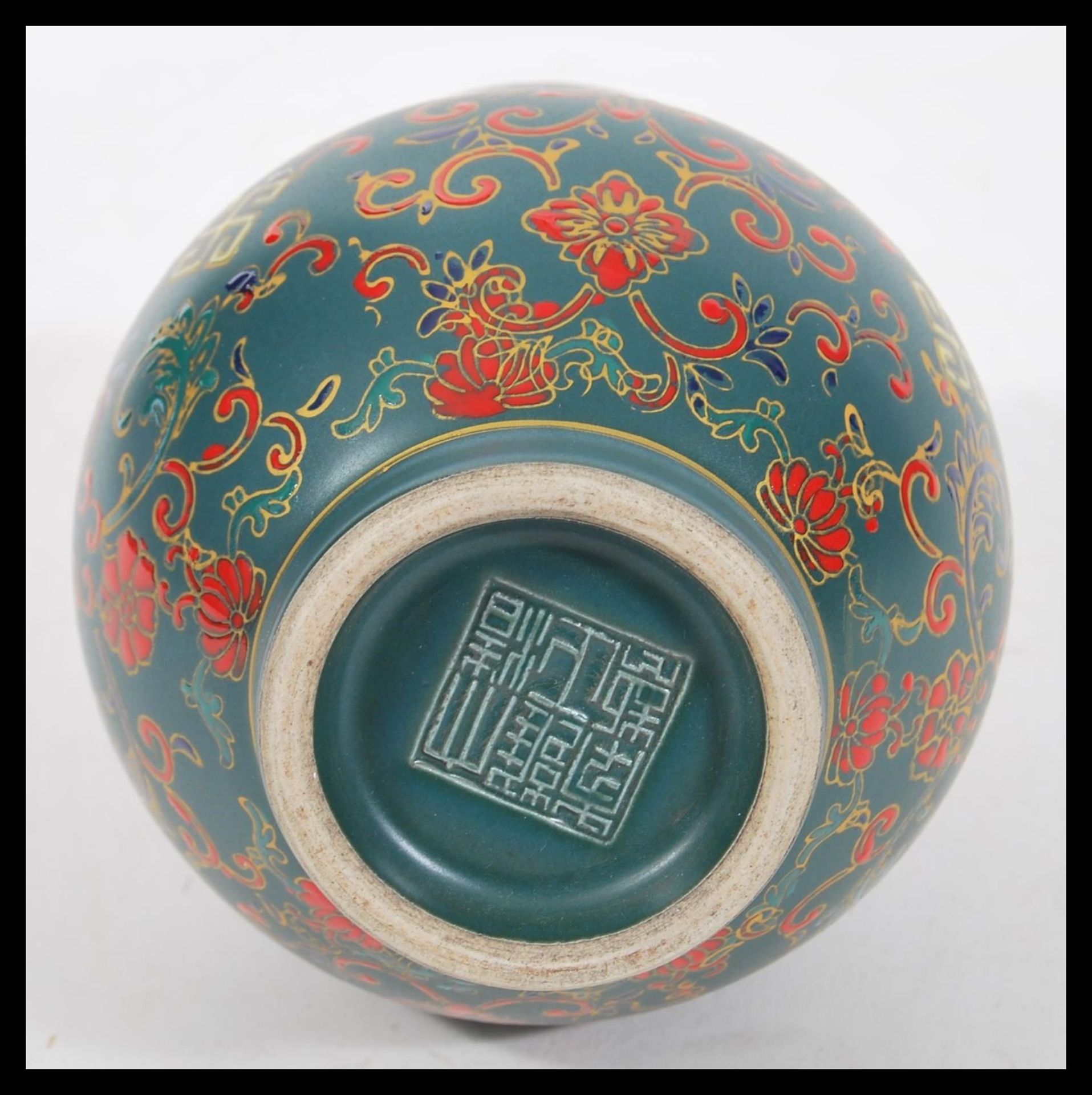 A 20th Century Chinese porcelain double gourd vase having a deep teal ground with hand enamelled red - Bild 4 aus 4