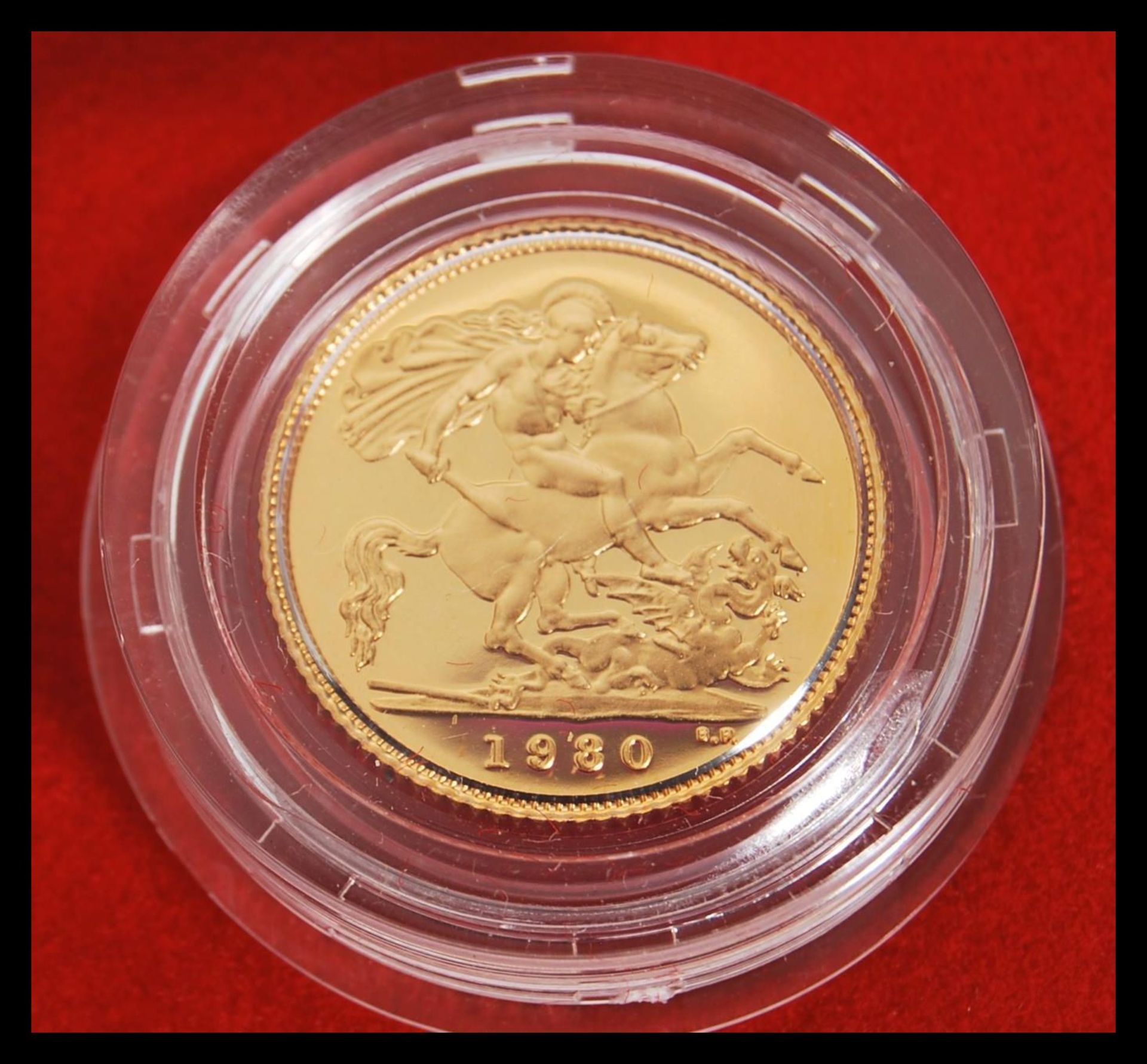 A 22ct gold 1980 half sovereign having the Queen head facing right and George and the Dragon to - Bild 2 aus 2