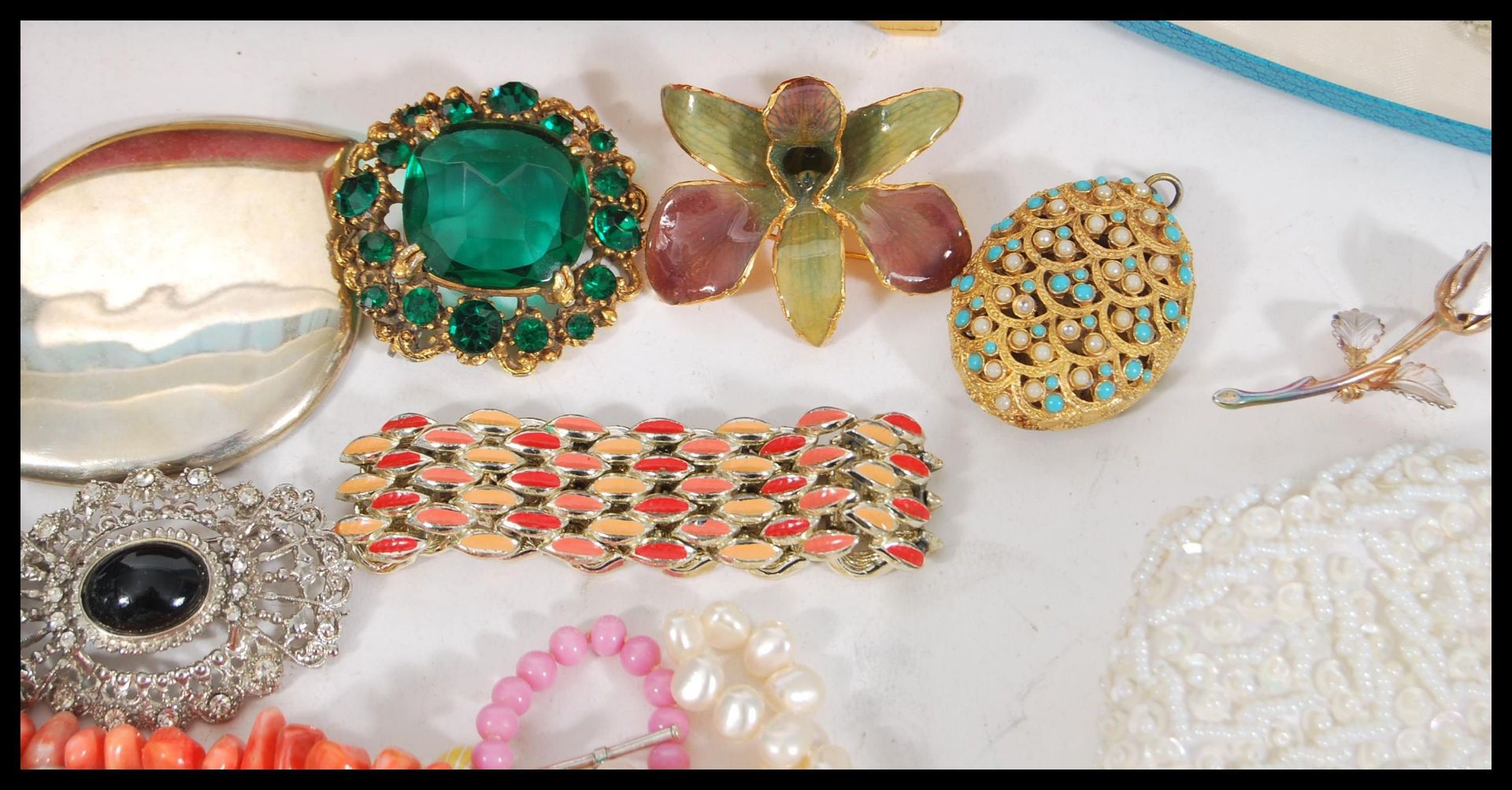 A selection of vintage costume jewellery to include a good selection of brooches including a - Image 3 of 6