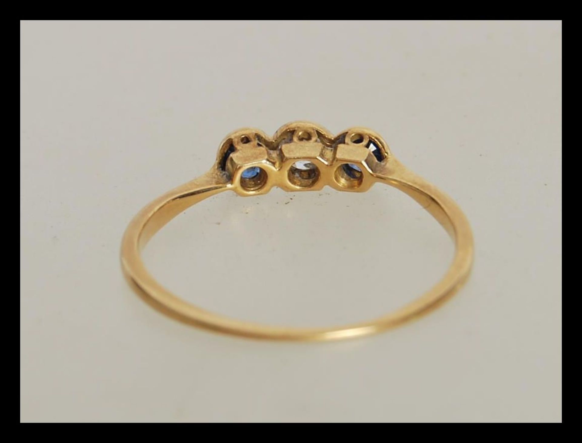 A 20th Century 18ct gold ring bezel set with a central round cut diamond flanked by two round blue - Bild 3 aus 3