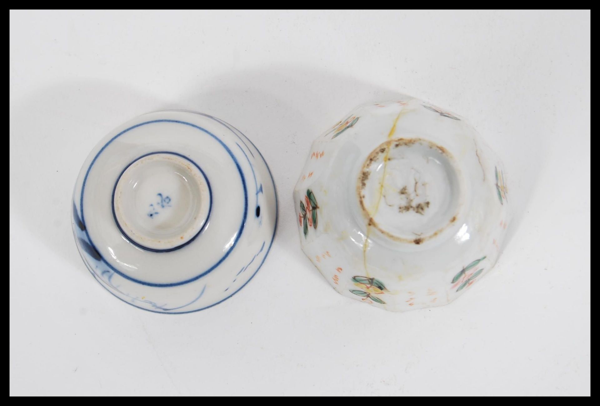 Two early 19th Century Chinese porcelain tea bowls comprising of an example having a blue and - Bild 4 aus 6