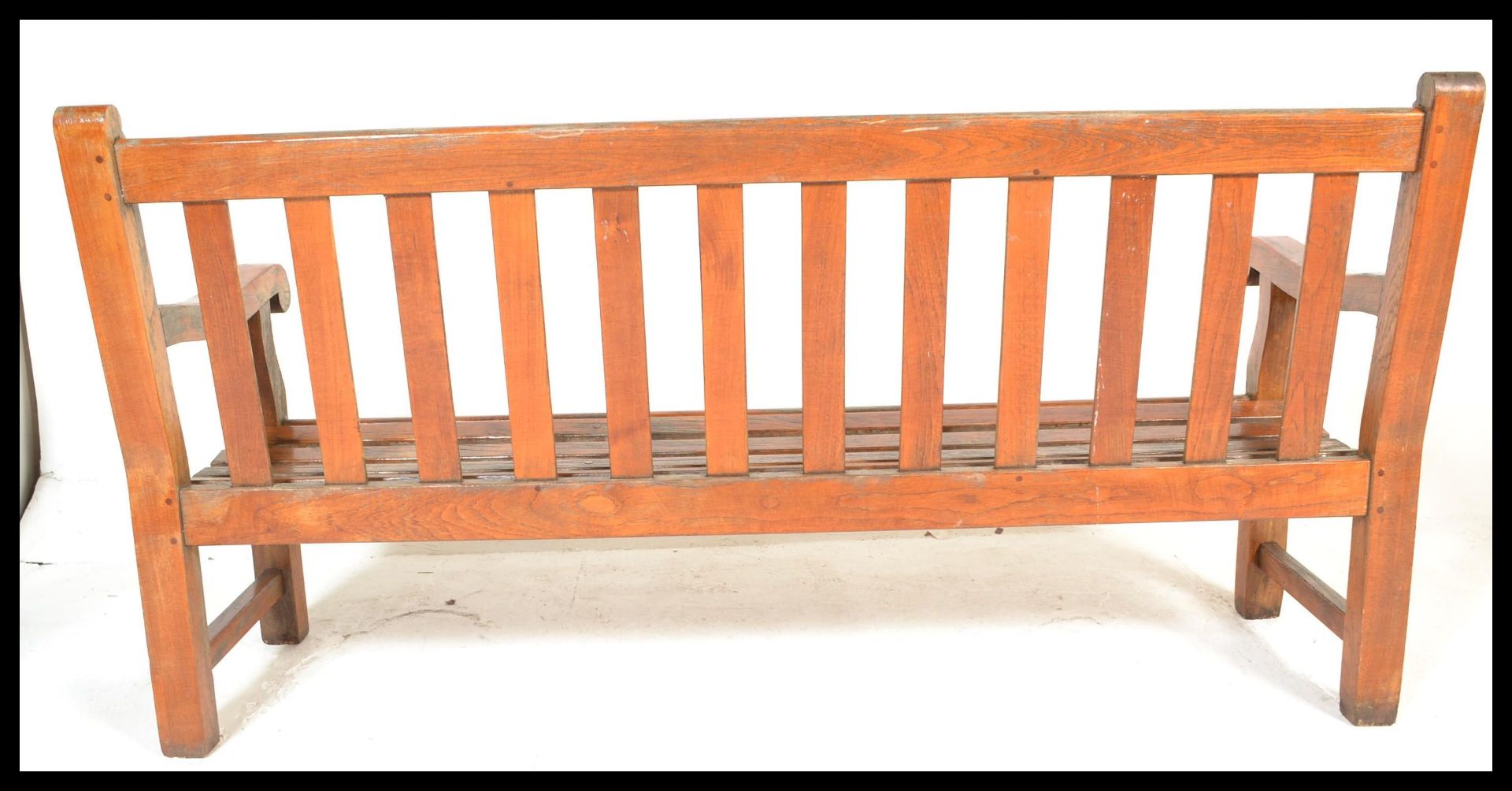 A good sized large solid teak wood garden bench of slatted form with shaped elbow rests either - Bild 7 aus 7