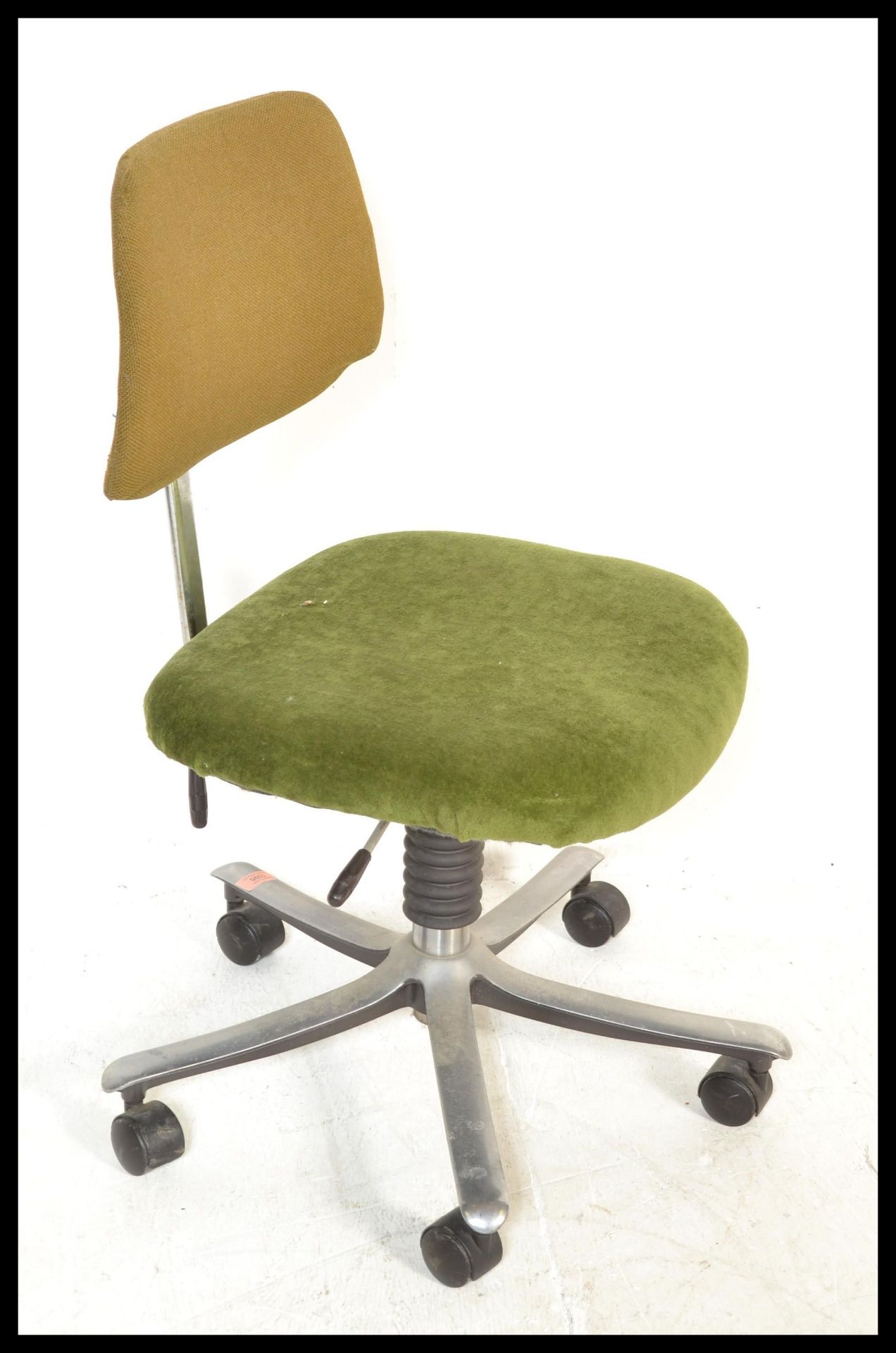 A vintage retro 20th Century industrial machinists / work swivel chair, padded seat pad raised on - Bild 2 aus 5