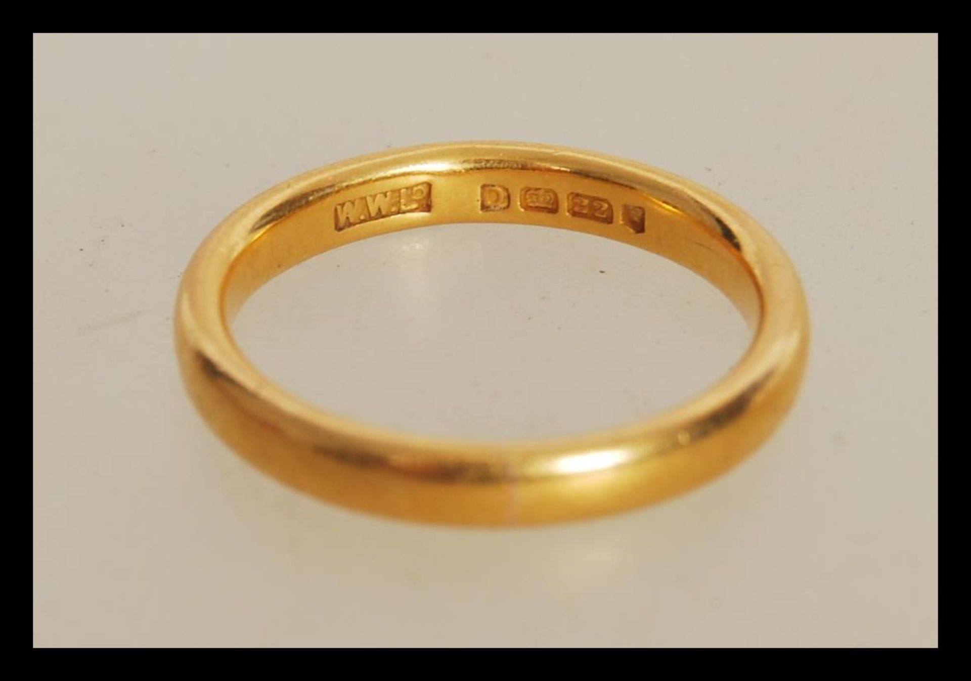 A 22ct gold wedding band ring having hallmarks for London dating 1939 and stamped W.W.Ld. Weight 3. - Bild 2 aus 2