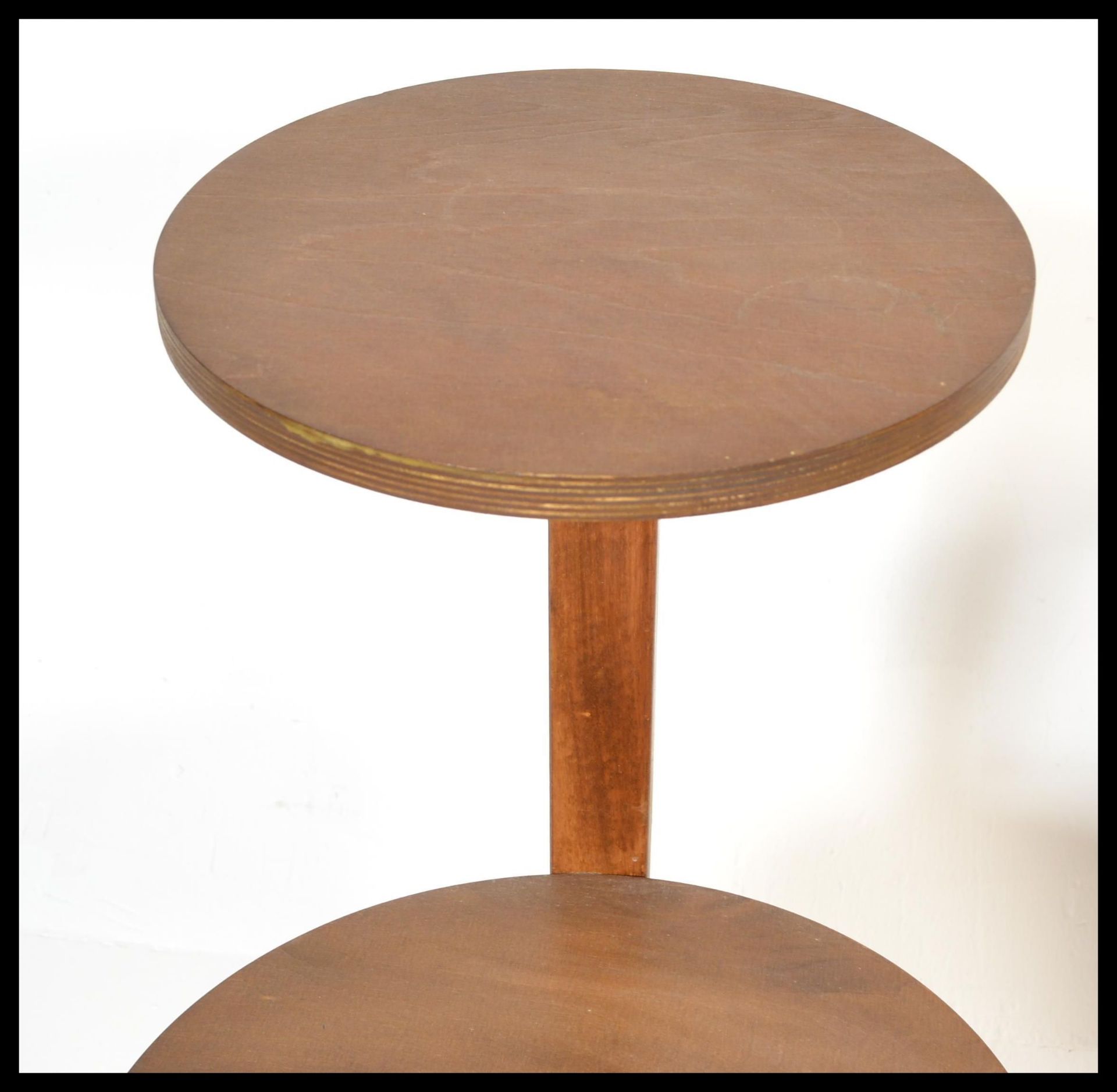 A 20th Century Art Deco mahogany circular occasional side table together with a walnut two tiered - Bild 5 aus 7