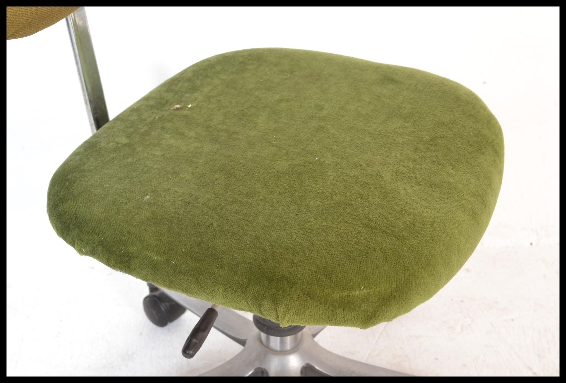 A vintage retro 20th Century industrial machinists / work swivel chair, padded seat pad raised on - Bild 4 aus 5