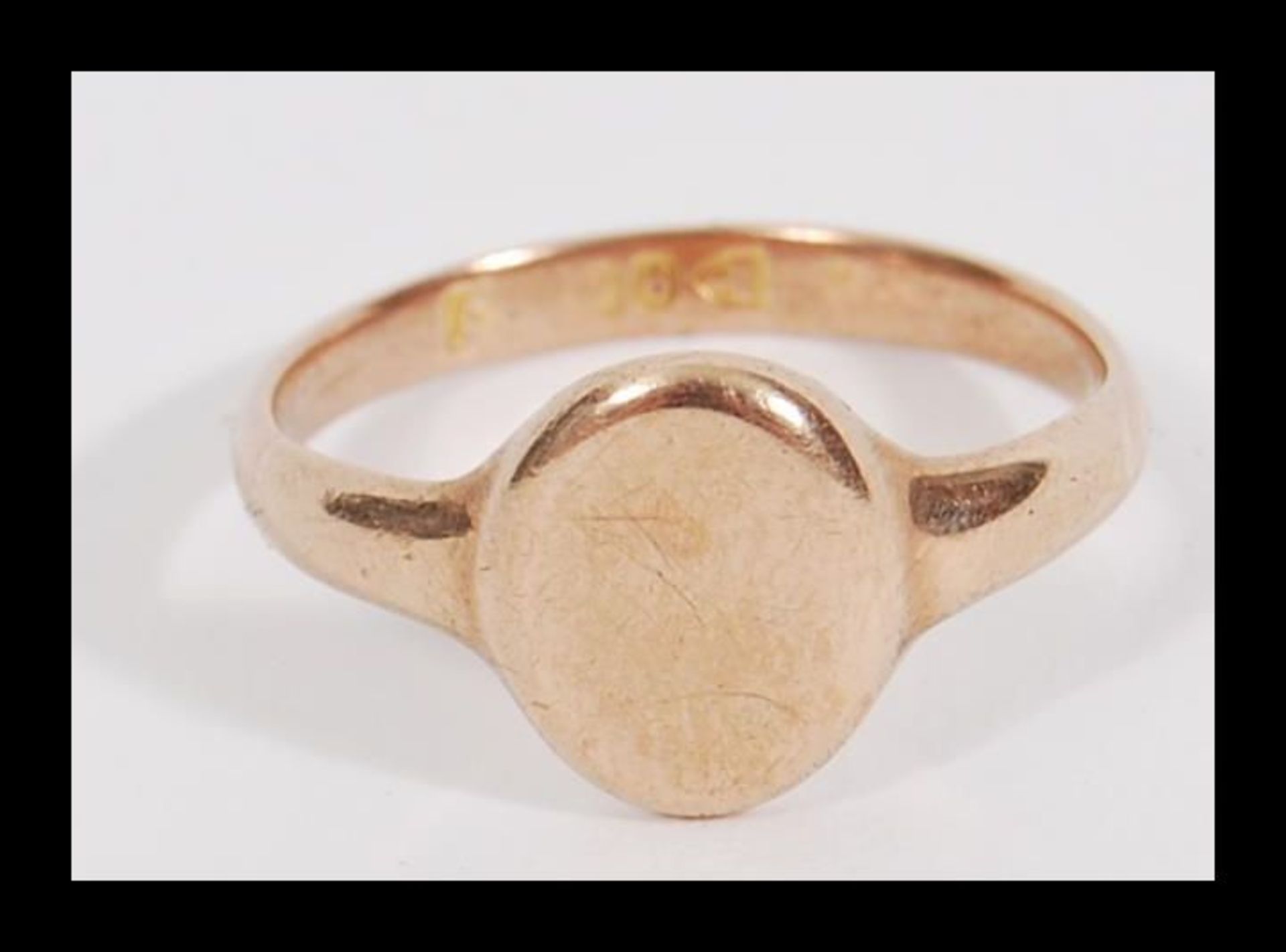 An early 20th Century hallmarked 9ct gold signet ring having a plain oval cartouche panel. - Image 2 of 7