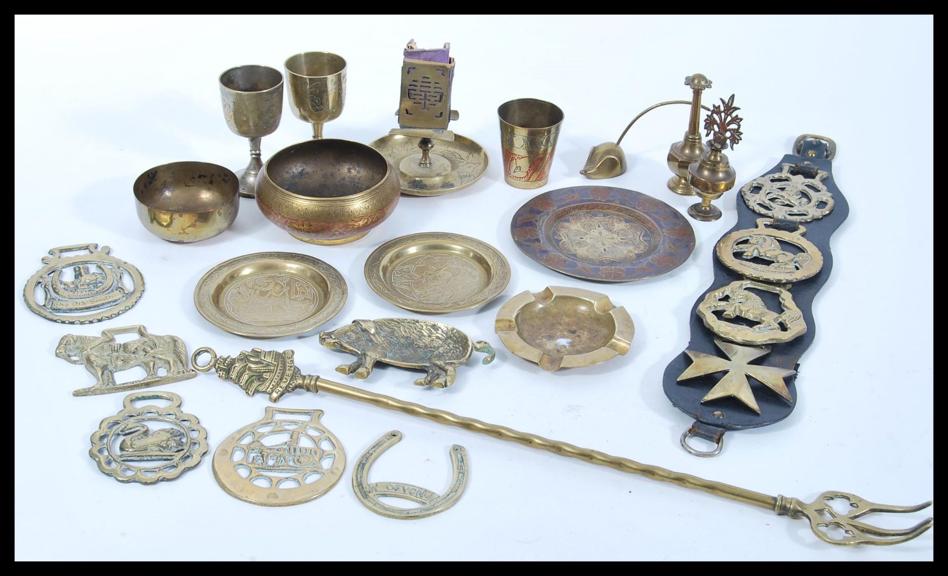 A collection of 20th Century brass items to include small Indian brass trays, horse brasses, a